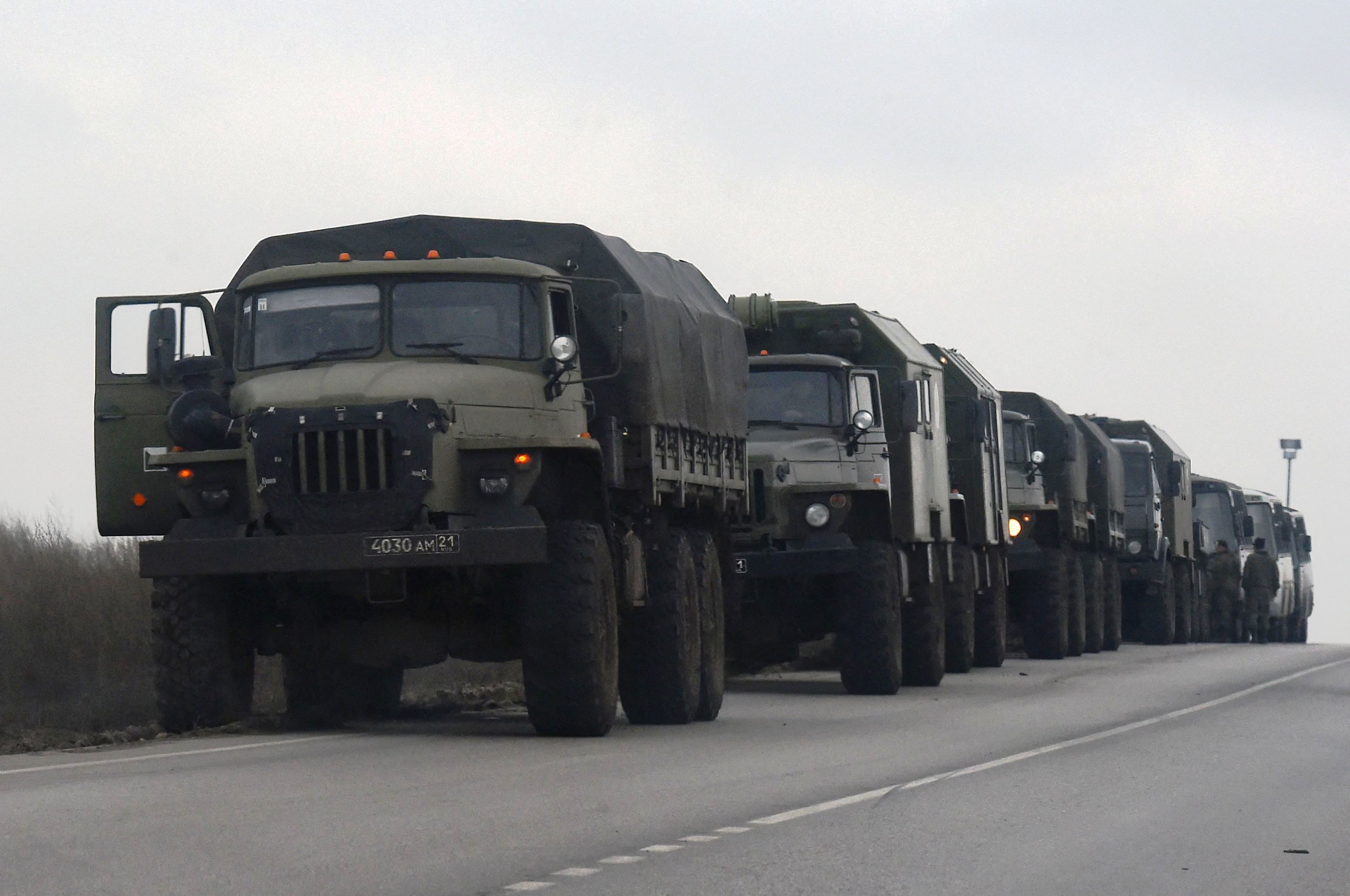 Konvoi kendaraan truk militer Rusia di Rostov, Rusia, yang berbatasan dengan negara yang baru dideklarasikan Republik Donestk (Ukraina).  