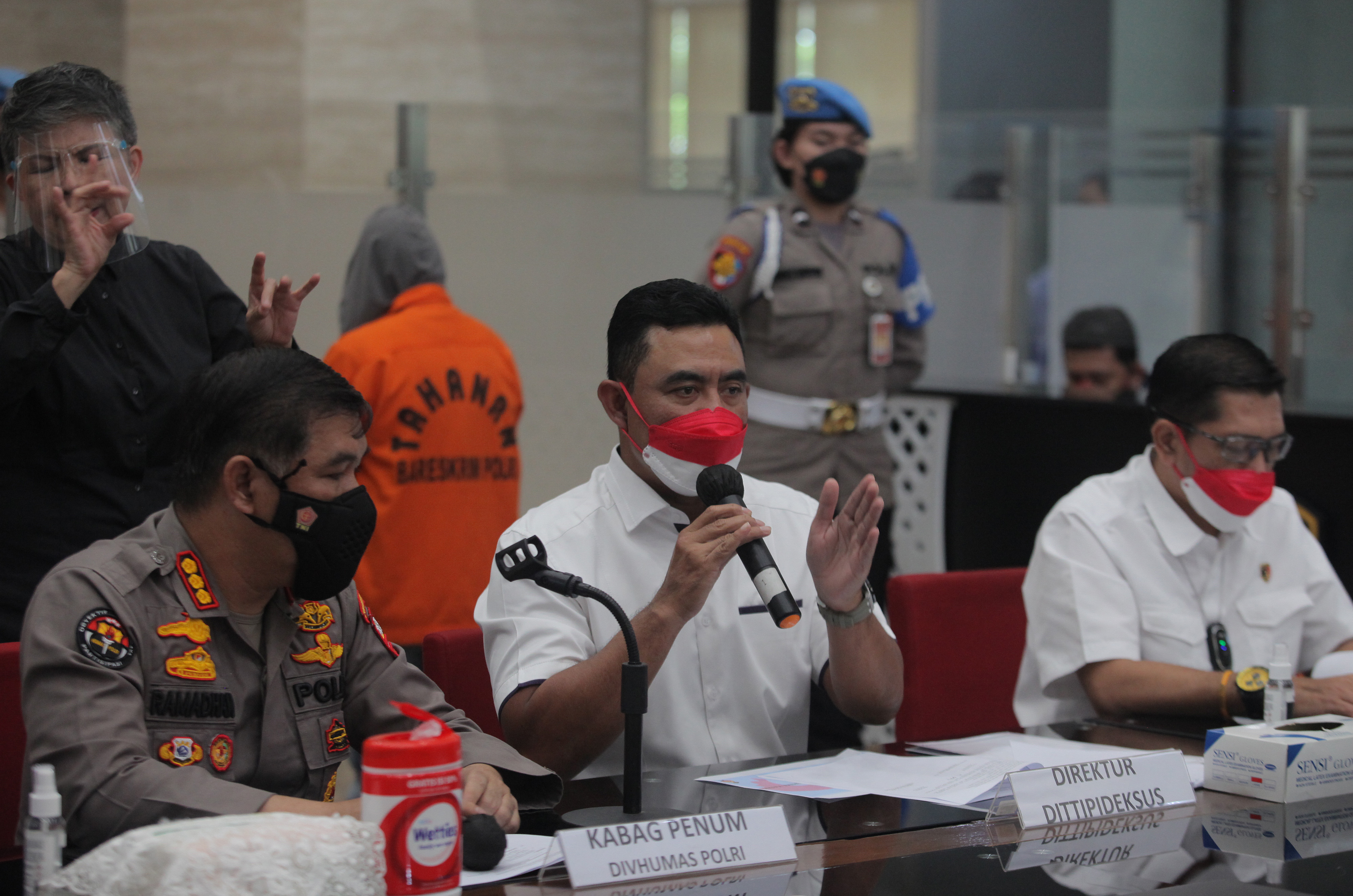 Direktur Tindak Pidana Ekonomi Khusus Bareskrim Polri Brigjen (Pol) Whisnu Hermawan (tengah)