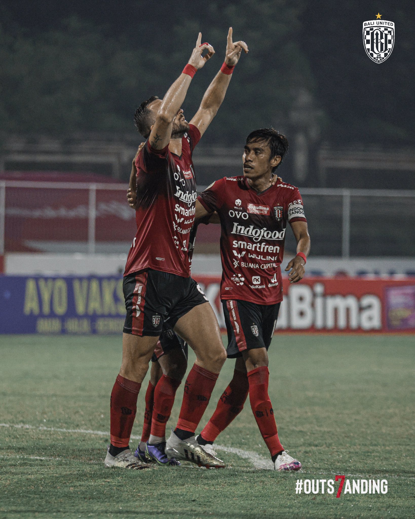 Ilija Spasojevic merayakan gol ke PSS Sleman