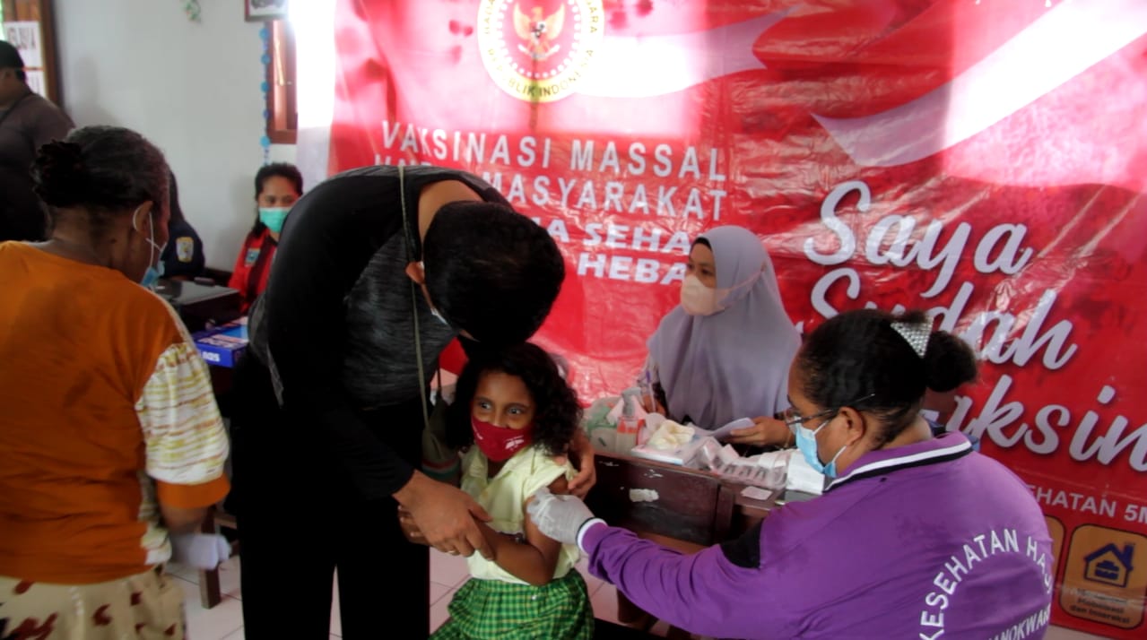 Binda Papua Barat menggencarkab vaksinasi covid untuk tangkal varian omikron. 