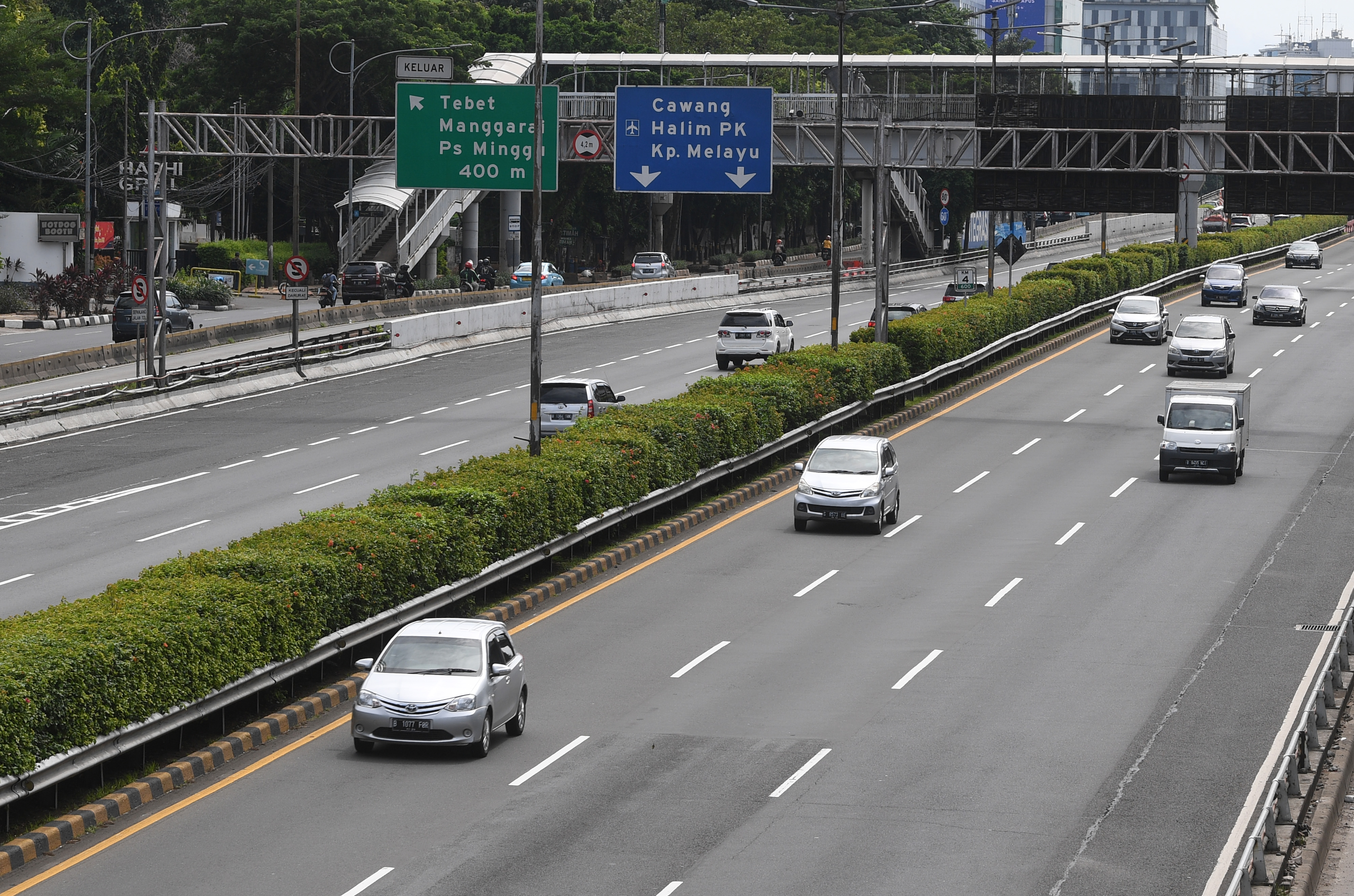 Kendaraan melintas di ruas tol dalam kota