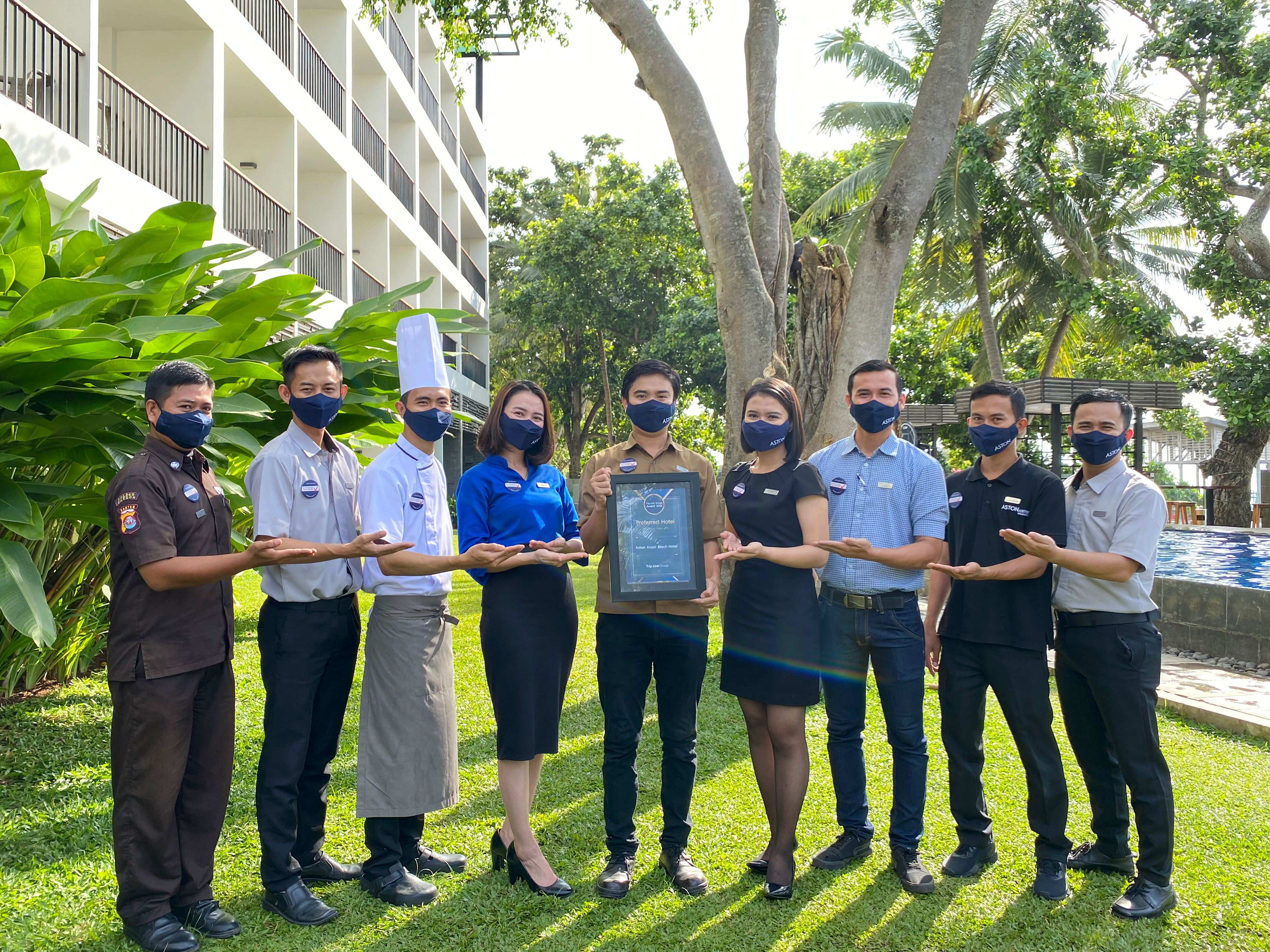 Manajemen Aston Anyer.