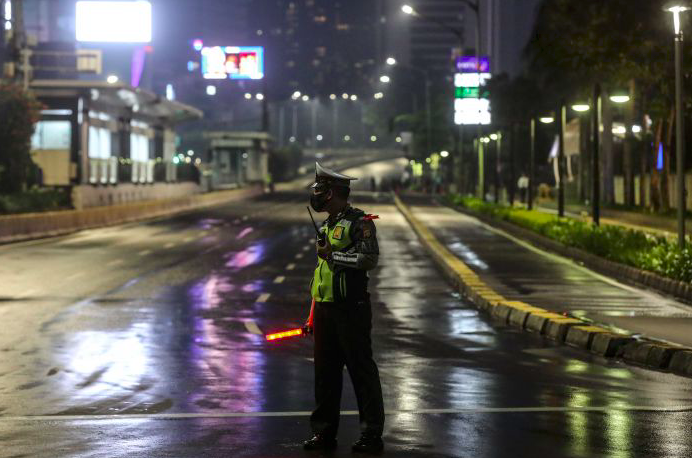 Petugas berjaga saat diberlakukannya Car Free Night (malam bebas kendaraan)