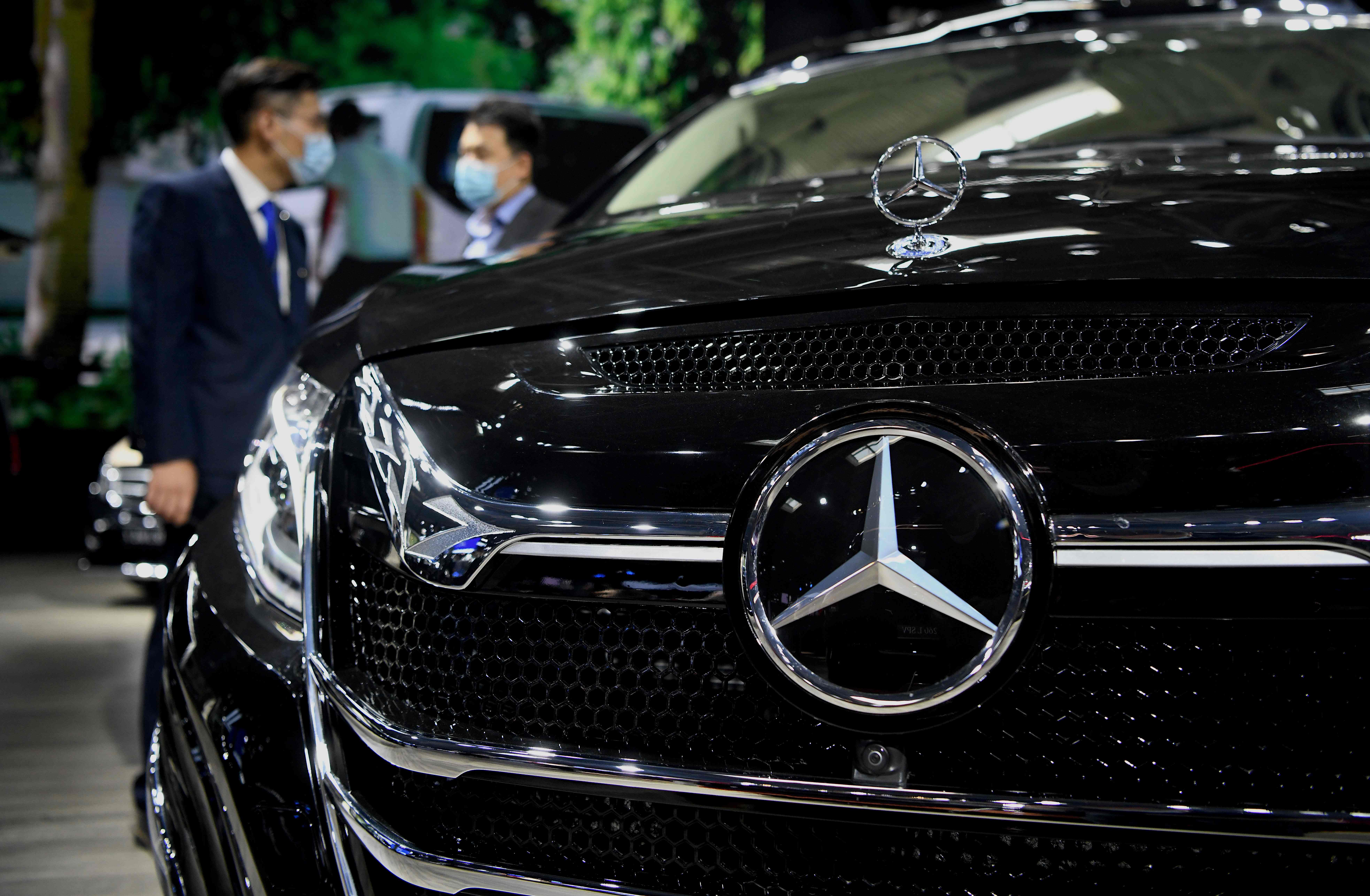 Penjualan mercedes benz pada 2021 turun 4% dibanding tahun 2020.