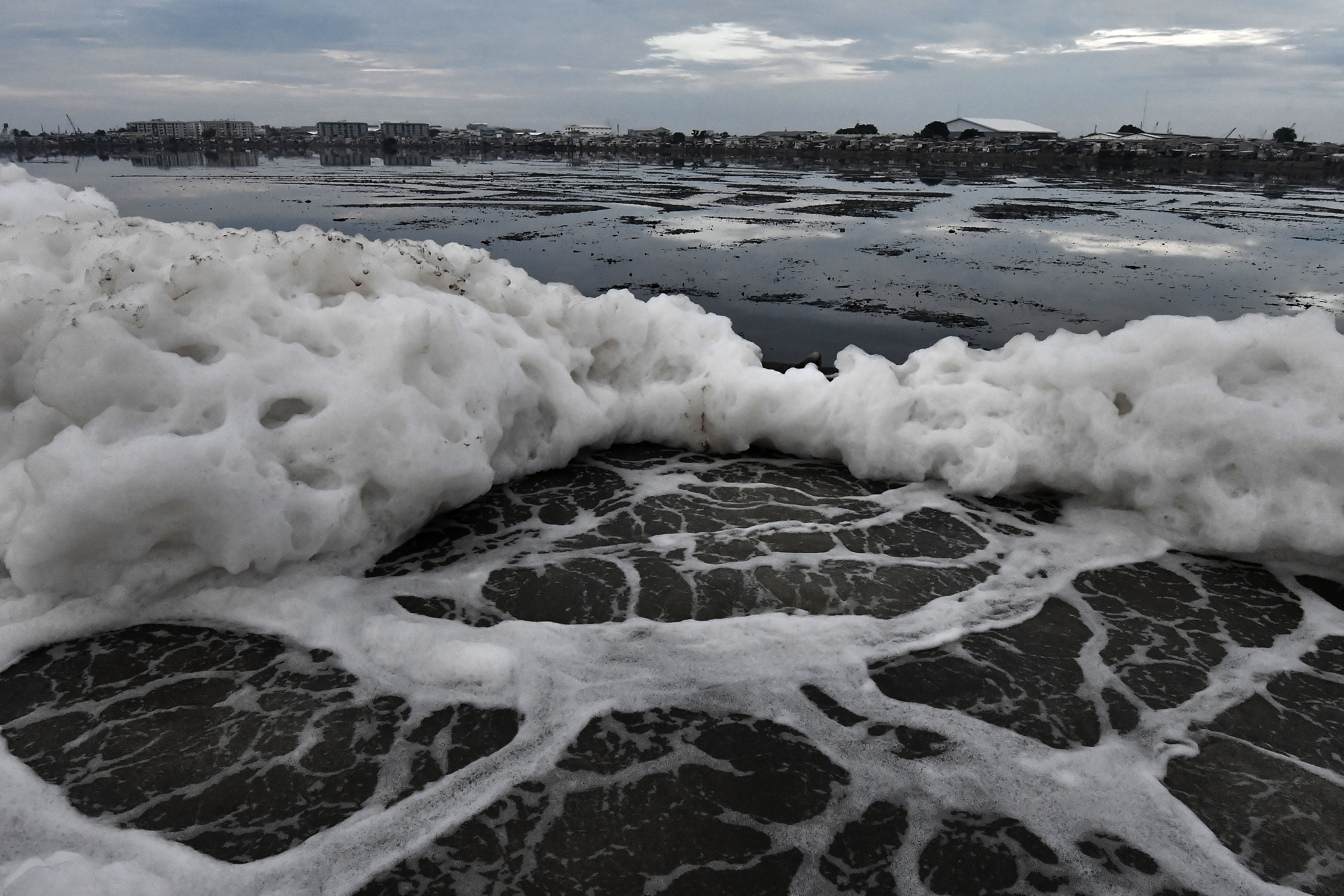 PENCEMARAN AIR IBU KOTA: Busa limbah domestik memenuhi kolam di Instalasi Pengolahan Air Waduk Pluit, Jakarta.