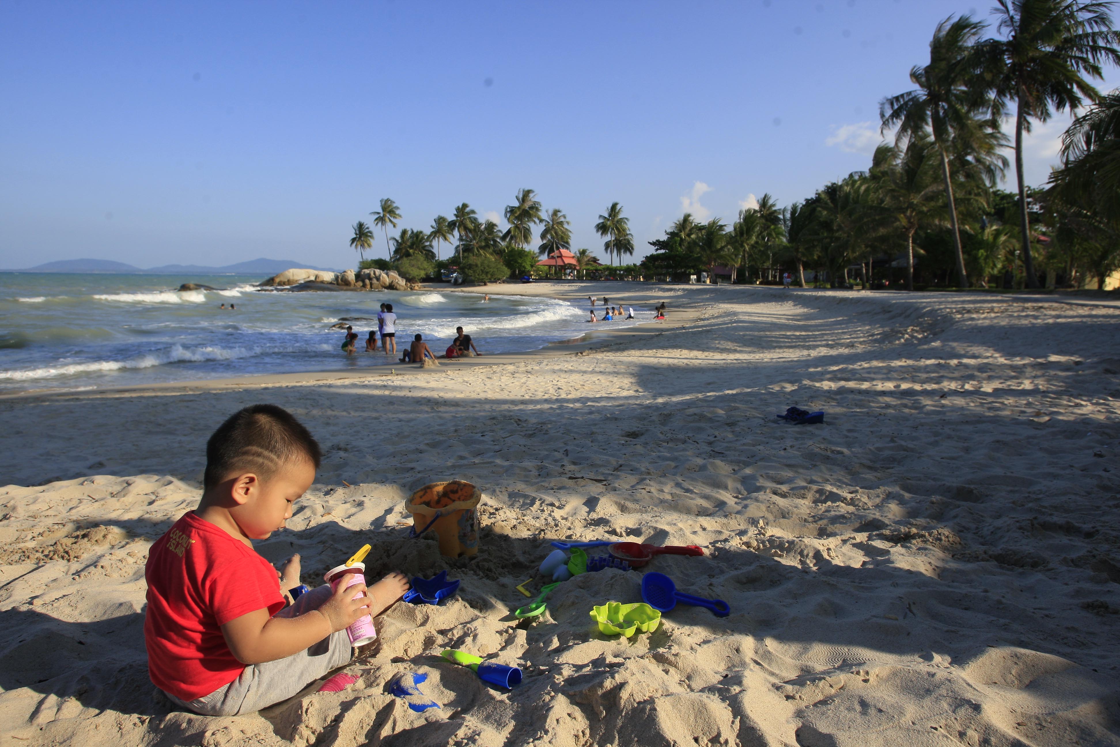 Pengunjung menikmati suasana Pantai Parai Tenggiri, Pulau Bangka saat libur Imlek 2022.