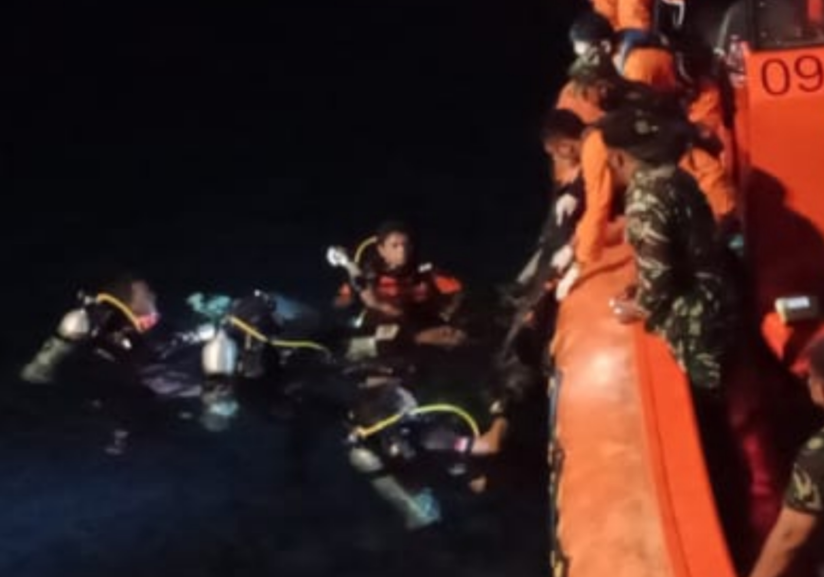 Tim Basarnas Maumere dan Polairud melakukan evakuasi jenazah korban yang nekat melompat dari kapal di Pelabuhan Maumere, Rabu malam (9/2).