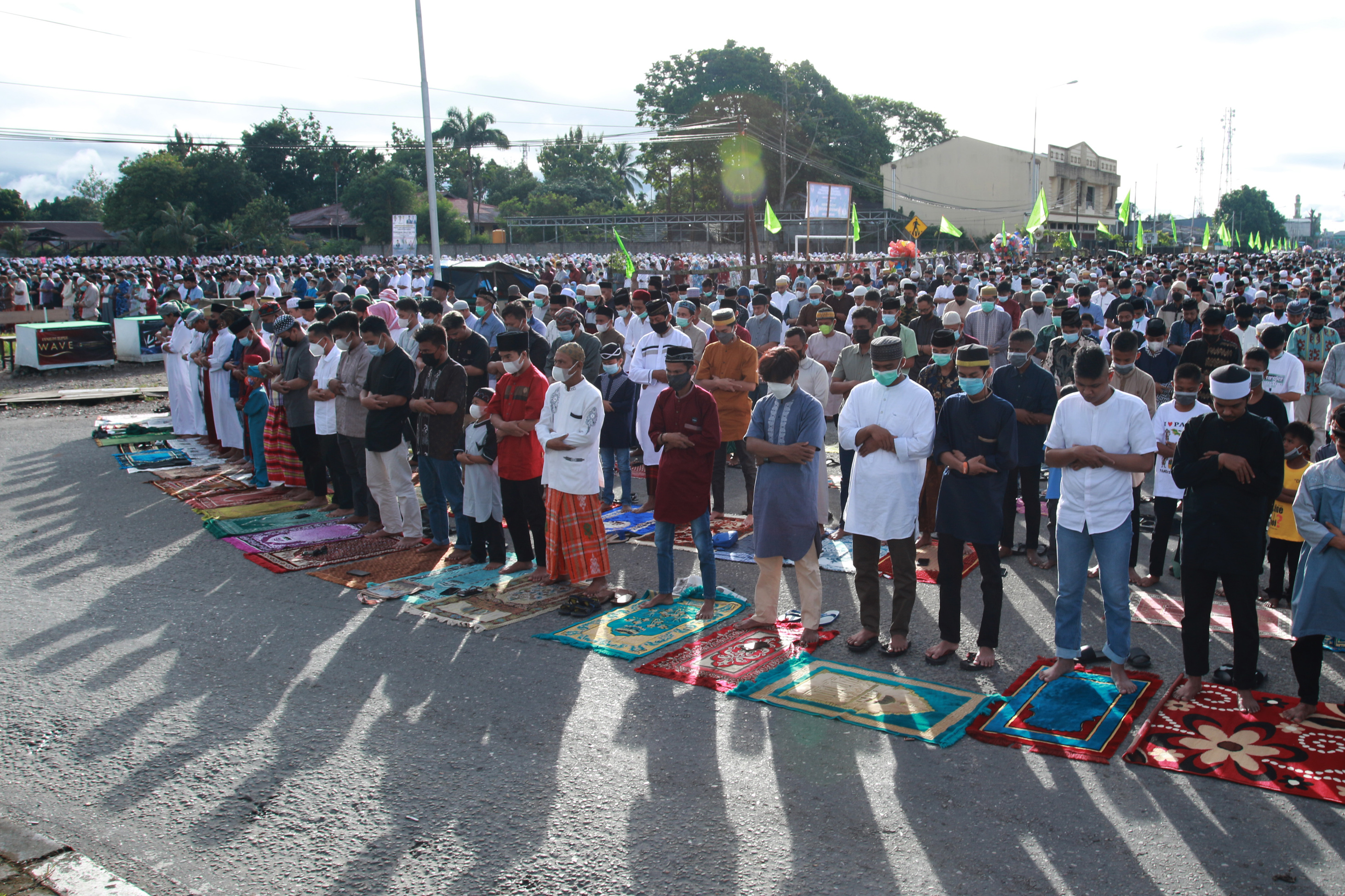 Umat muslim mengikuti salat Idul Fitri 1442 H di Timika, Papua