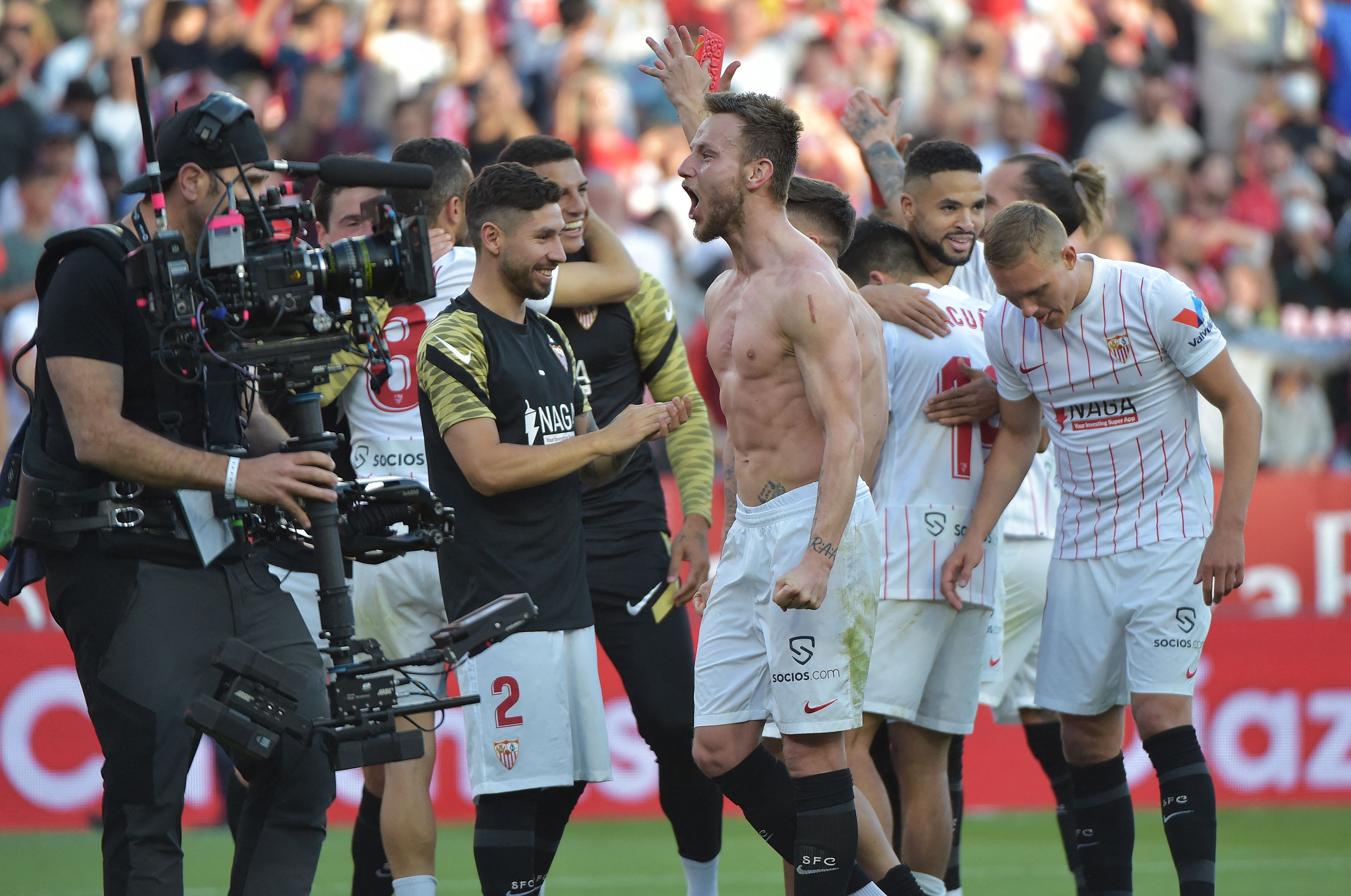 Para pemain Sevilla merayakan kemenangan mereka atas Real Betis di laga La Liga.