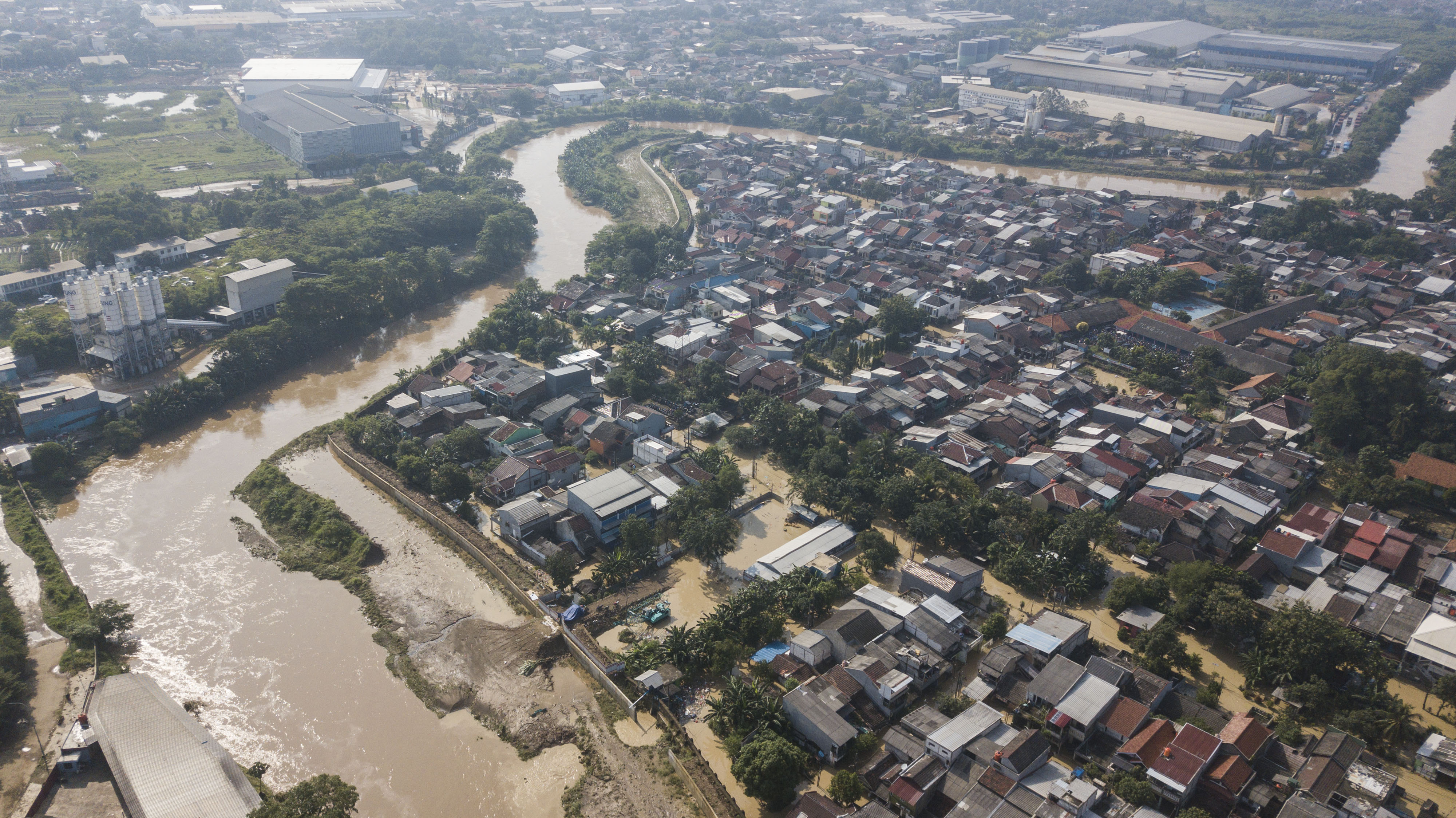 Foto udara sejumlah rumah tergenang banjir di Pondok Gede Permai, Bekasi, Jawa Barat, Kamis (17/2).