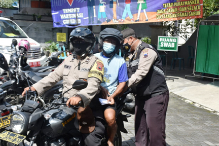 Petugas Bhabinkamtibmas Polsek Pasar Kliwon menjemput warga lansia di Baluwarti untuk vaksinasi booster.