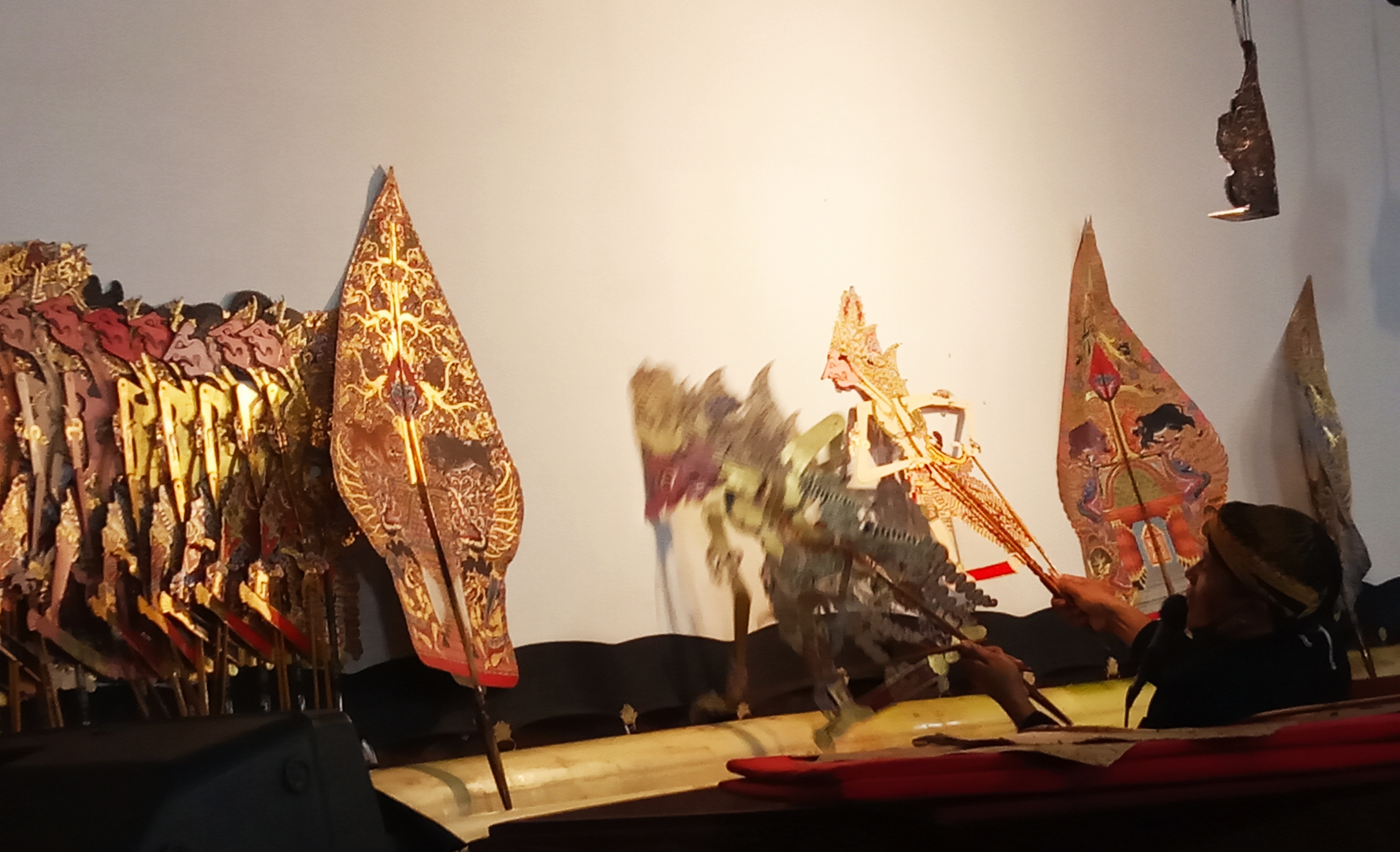 Pertunjukkan seni wayang. 