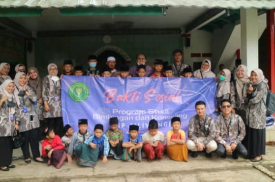 Staf pengajar Prodi Bimbingan dan Konseling IKIP Siliwangi di tengah anak-anak yatim di Kabupaten Bandung Barat