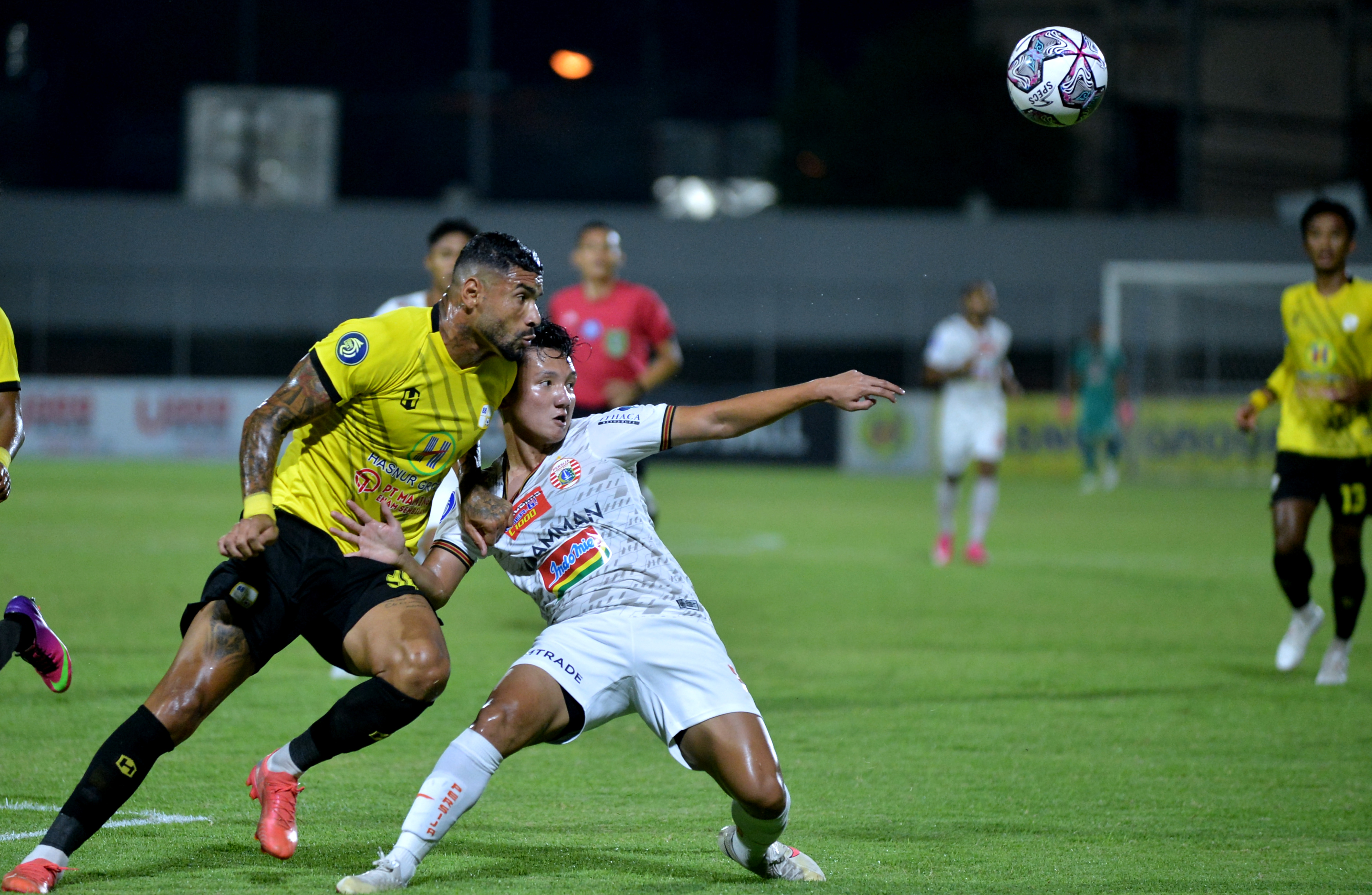 Pemain Barito Putera Renan Alves (kiri) berebut bola dengan pemain Persija di laga Liga 1.
