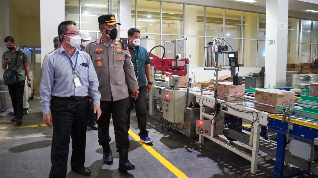 Kapolresta Sidoarjo Kombes Kusumo Wahyu Bintoro (tengah) mengunjungi pabrik minyak goreng PT Megasurya Mas di Kecamatan Waru, Kamis (24/2).