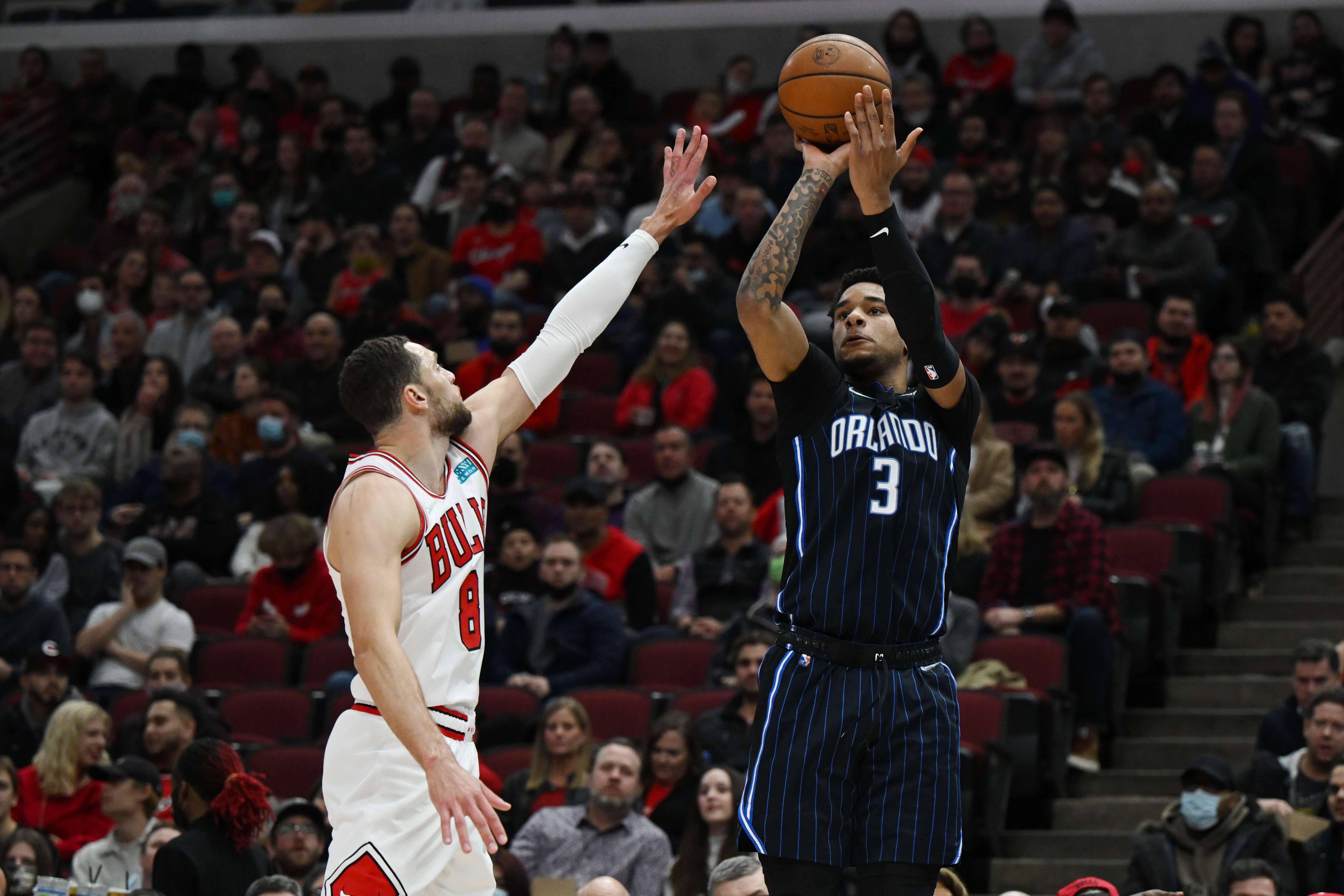 Pemain Orlando Magic, Chuma Okeke (kanan), siap melakukan tembakan tri poin sementara Zach LaVine dari Chicago Bulls berusaha untuk memblok.