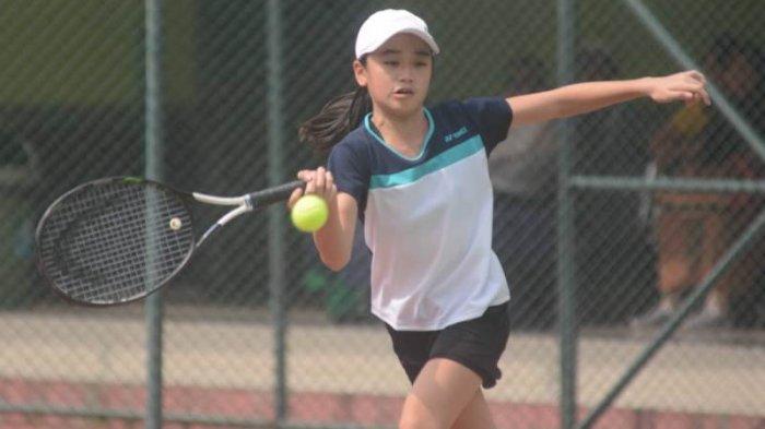 Aksi Petenis muda Joanne Lynn Hartono asal Bandung.