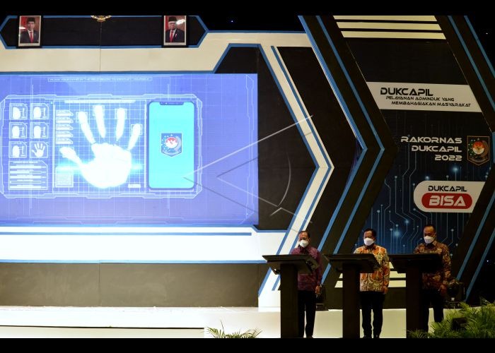 Kemendagri Tito Karnavian (tengah) saat membuka Rakornas Dukcapil di Bali.