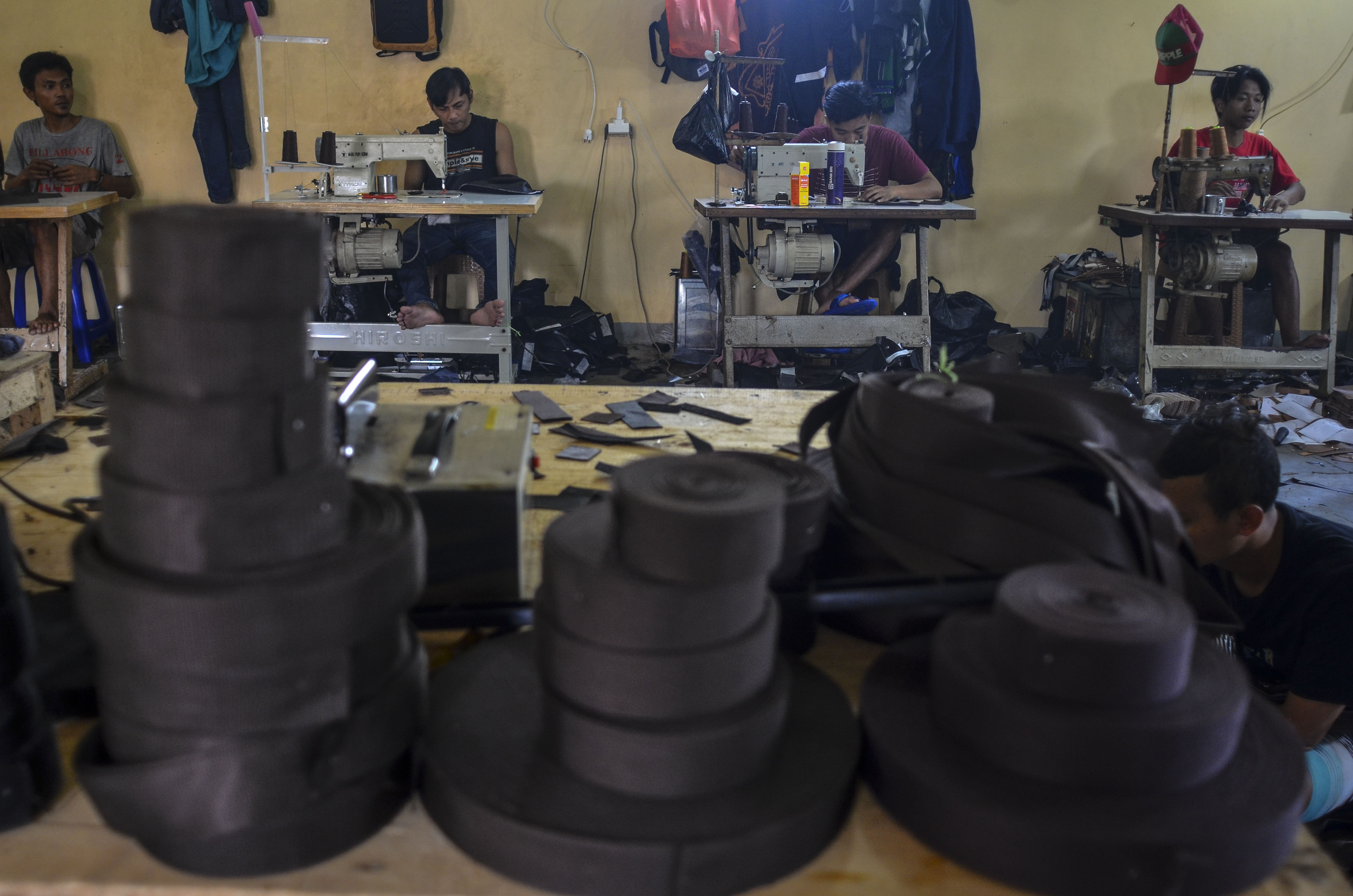 ekerja menyelesaikan pembuatan tas berbahan kulit sintetis di Lingkungan Aboh, Kelurahan Sukamulya, Kota Tasikmalaya, Jawa Barat, Selasa (18