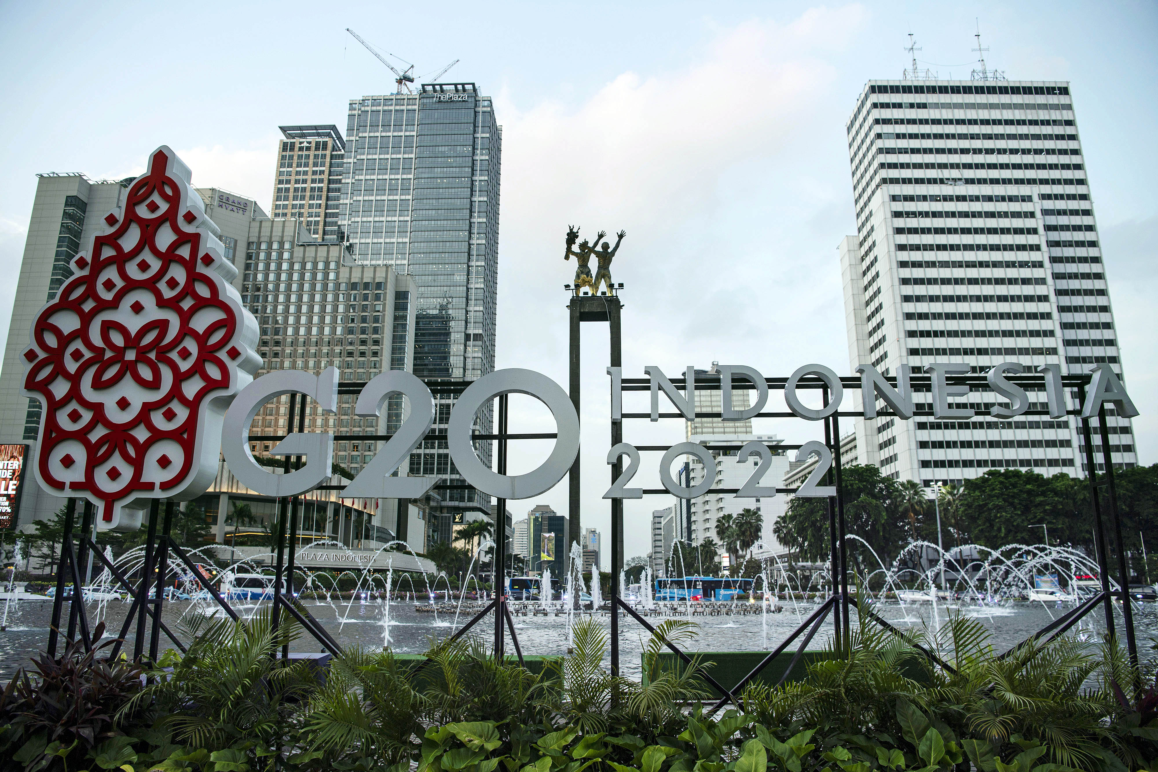  Logo Presidensi G20 Indonesia 2022 terpajang di Bundaran HI, Jakarta, Jumat (21/1/2022).