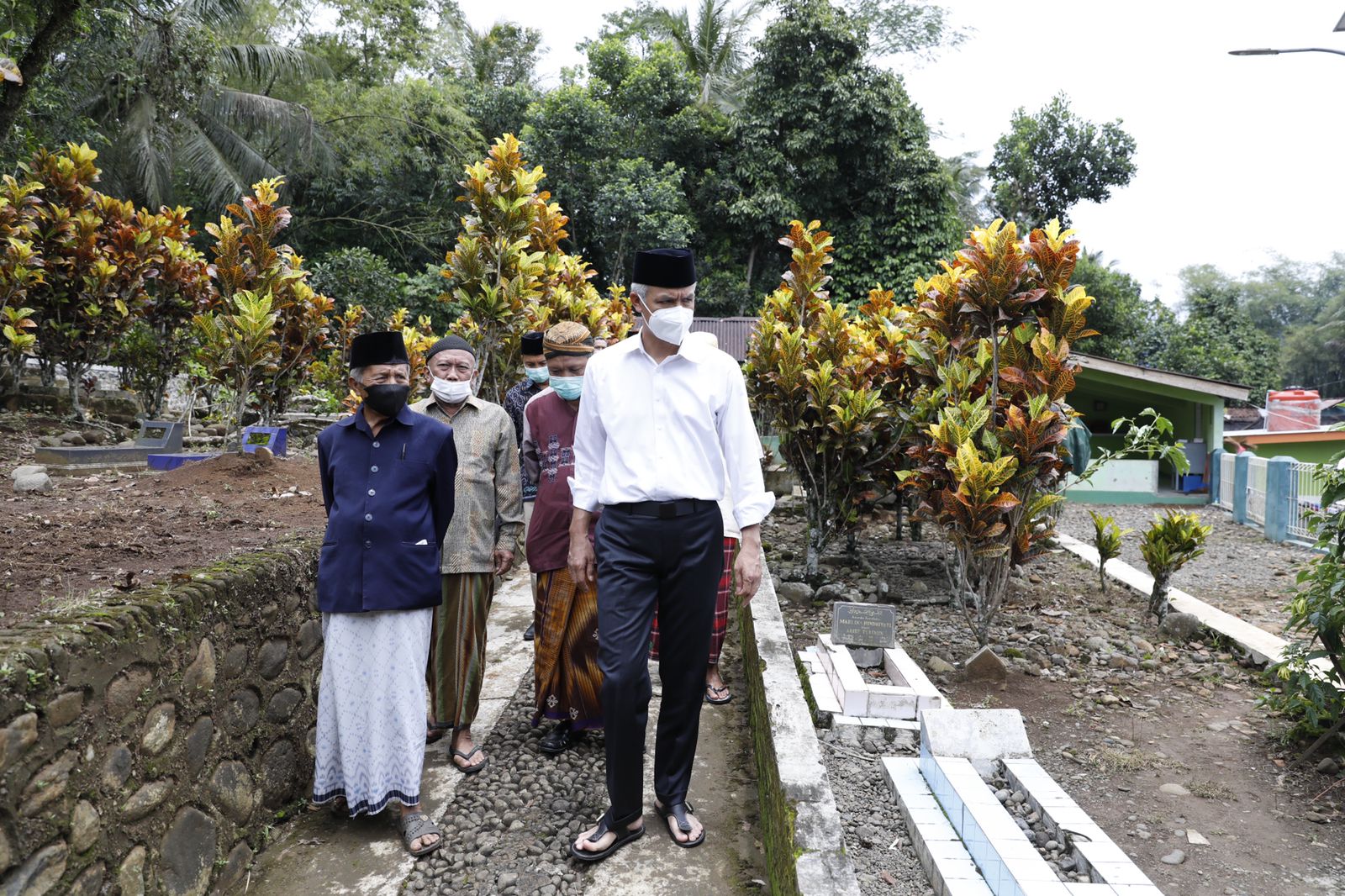Gubernur Jateng Ganjar Pranowo berziarah ke makam  Kiai Hisyam A Karim, di Desa Kalijaran, Kecamatan Karanganyar, Kabupaten Purbalingga, Sab