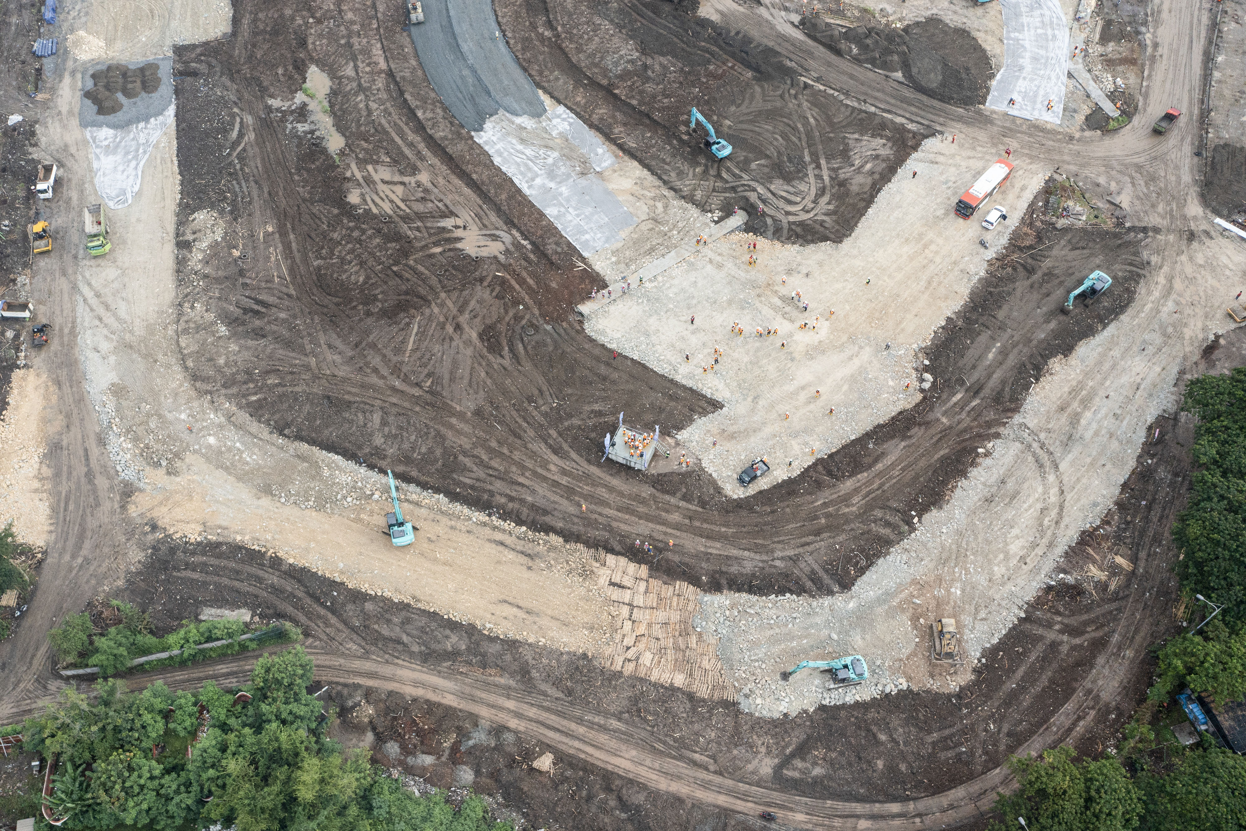 Foto udara progres pembangunan Jakarta International E-Prix Circuit di kawasan Ancol, Jakarta.