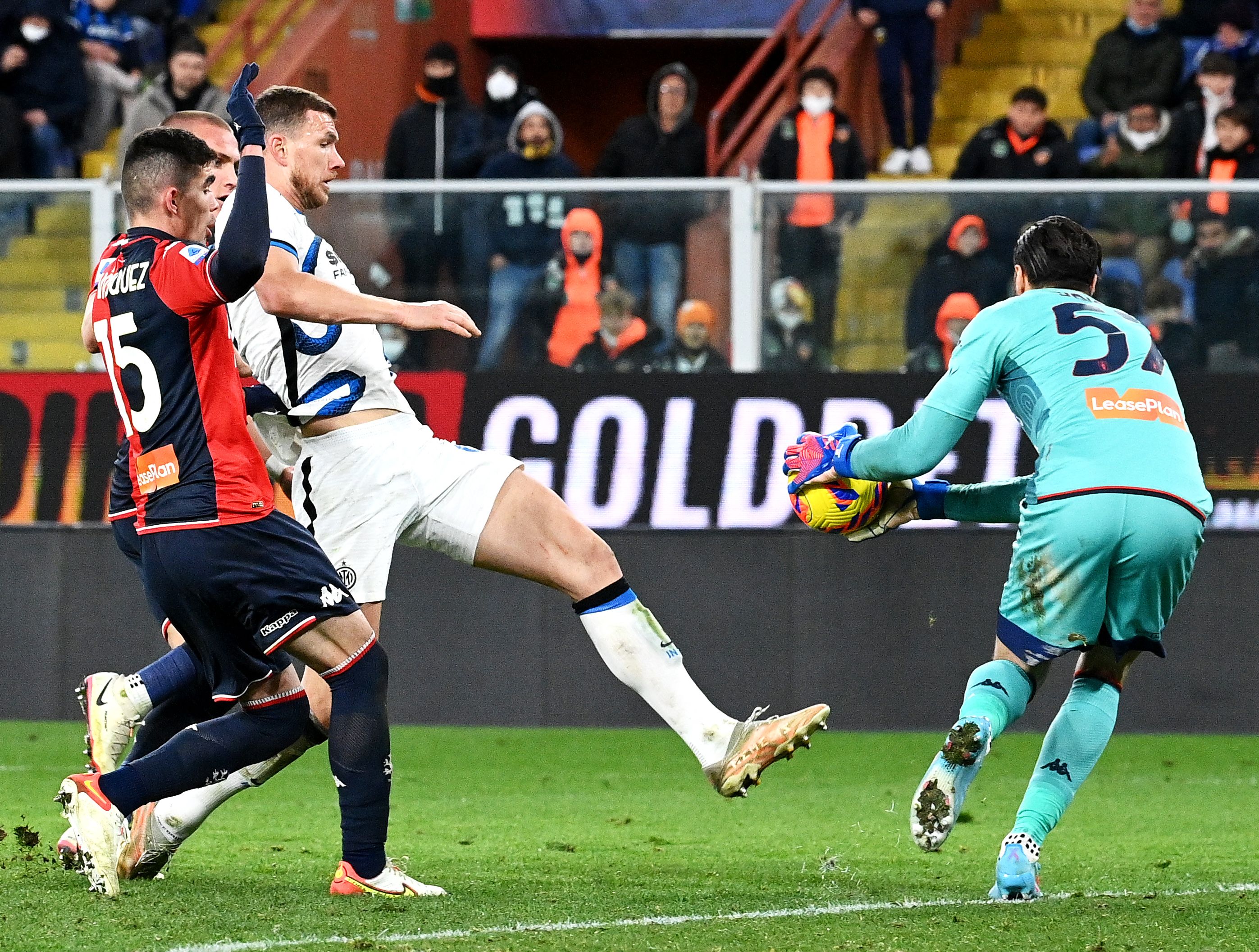 Kiper Genoa, Salvatore Sirigu (kanan) menyelamatkan bola yang ditendang penyerang Inter Milan, Edin Dzeko (tengah). 