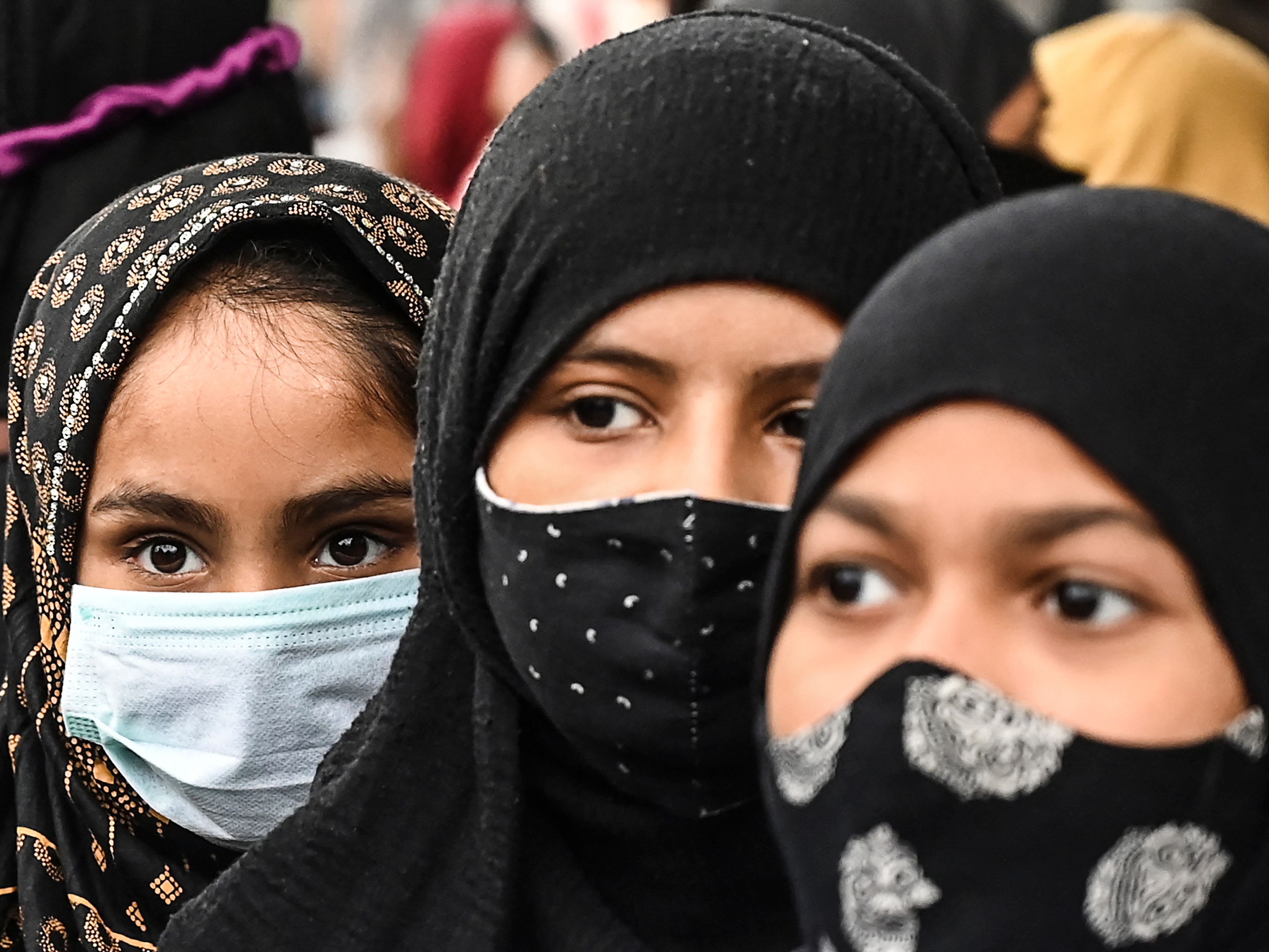 Muslimah protes terhadap larangan jilbab baru-baru ini di beberapa lembaga pendidikan negara bagian Karnataka, Kolkata, Kamis (10/2).