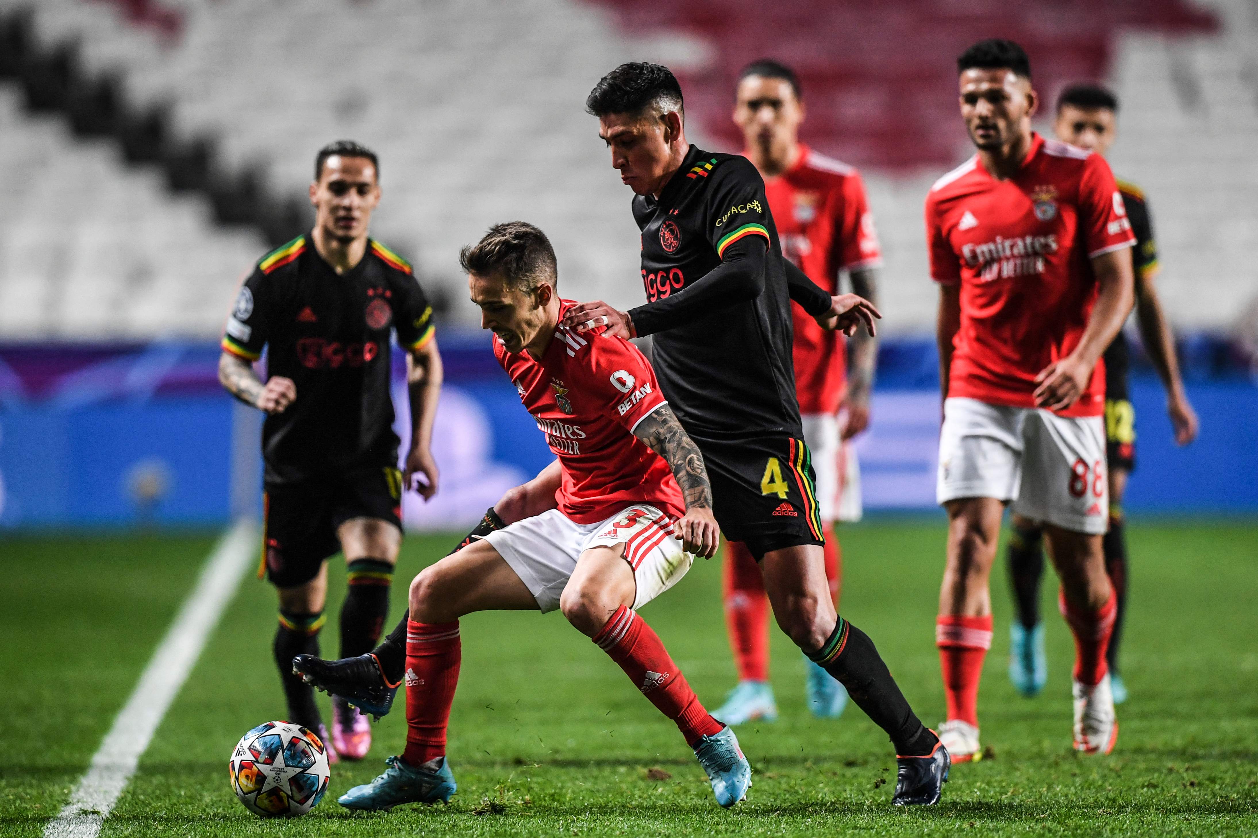Laga Liga Champions antara Benfica dan Ajax.