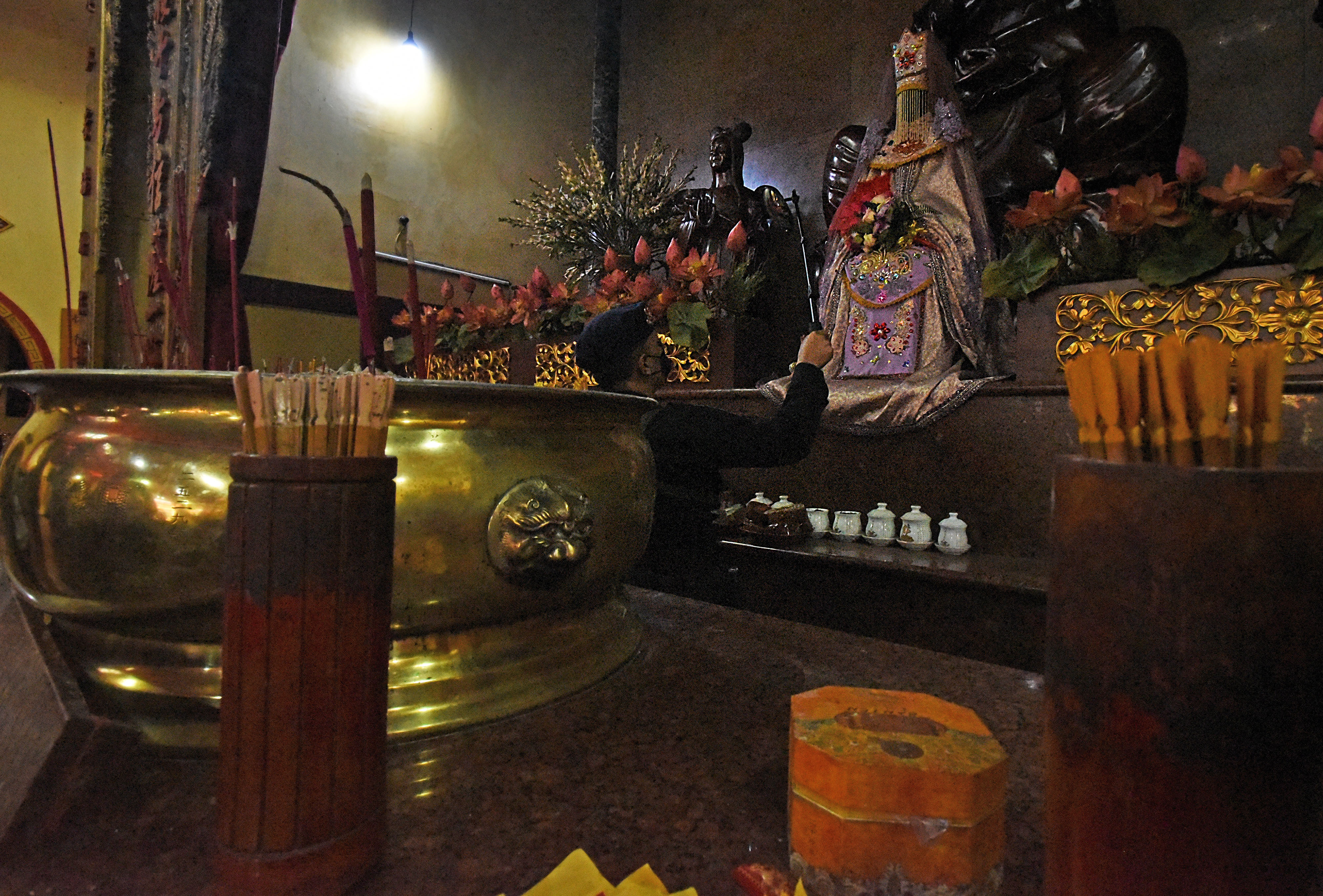 Personel Brimob Polda Banten dengan menggunakan metal detektor melakukan sterilisasi di Vihara Avalokitesvara di Kasemen, Serang, Banten.