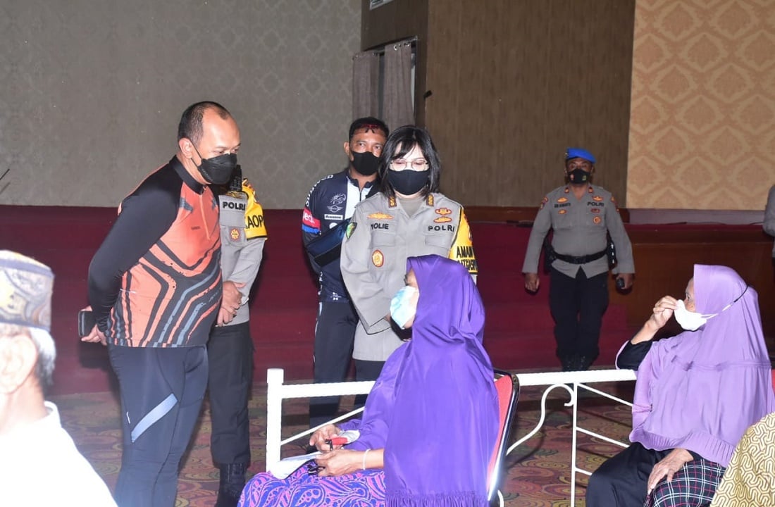 Kapolda Jambi Irjen A Rachmad Wibowo berdialog dengan peserta vaksinasi lansia