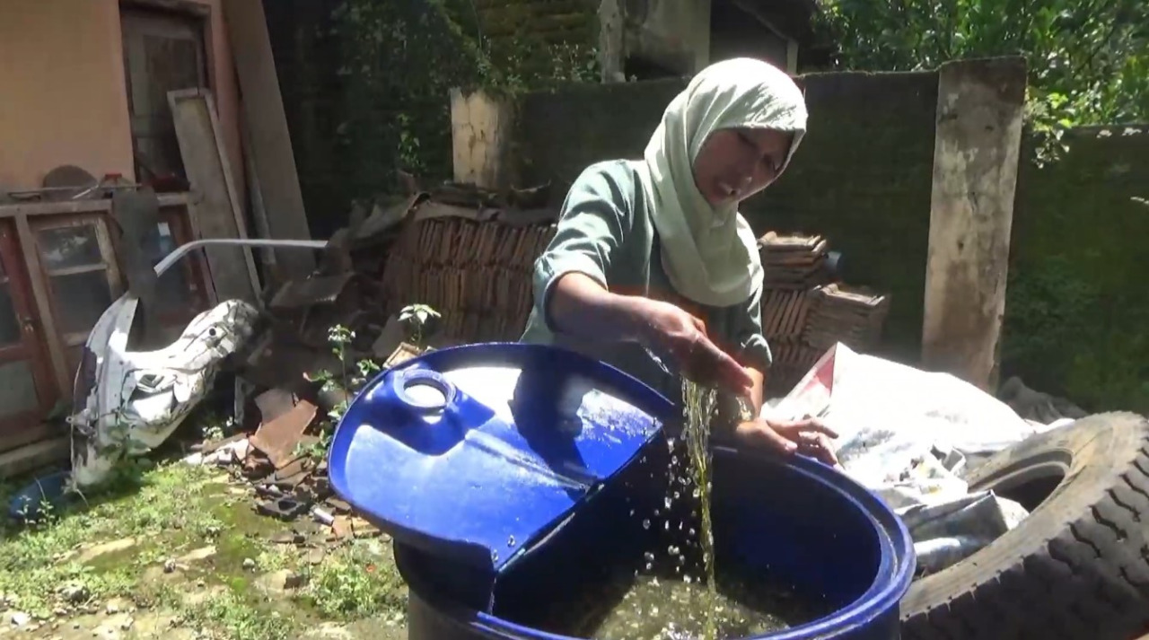 Kakak beradik yakni Siti Mutoharoh, 45, dan Asnawi, 60, menjadi korban penipuan minyak goreng palsu. 