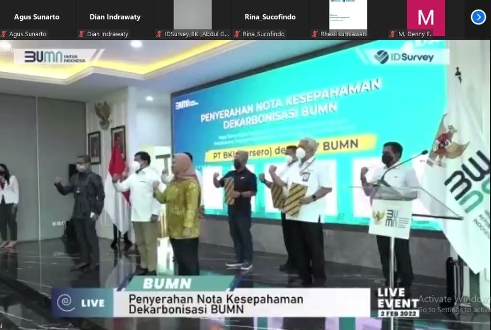 Acara penandatanganan Nota Kesepahaman (MOU) Dekarbonisasi BUMN di Gedung Kementerian BUMN, Jakarta, secara daring melalui Zoom.