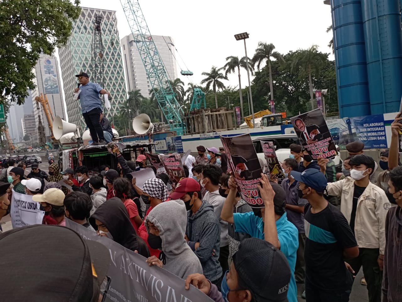 Jaringan Aktivis Indonesia berunjukrasa di depan gedung kementrian ESDM Jakarta Pusat, Selasa (15/2). Minta pertambngan batu bara ilegal d 
