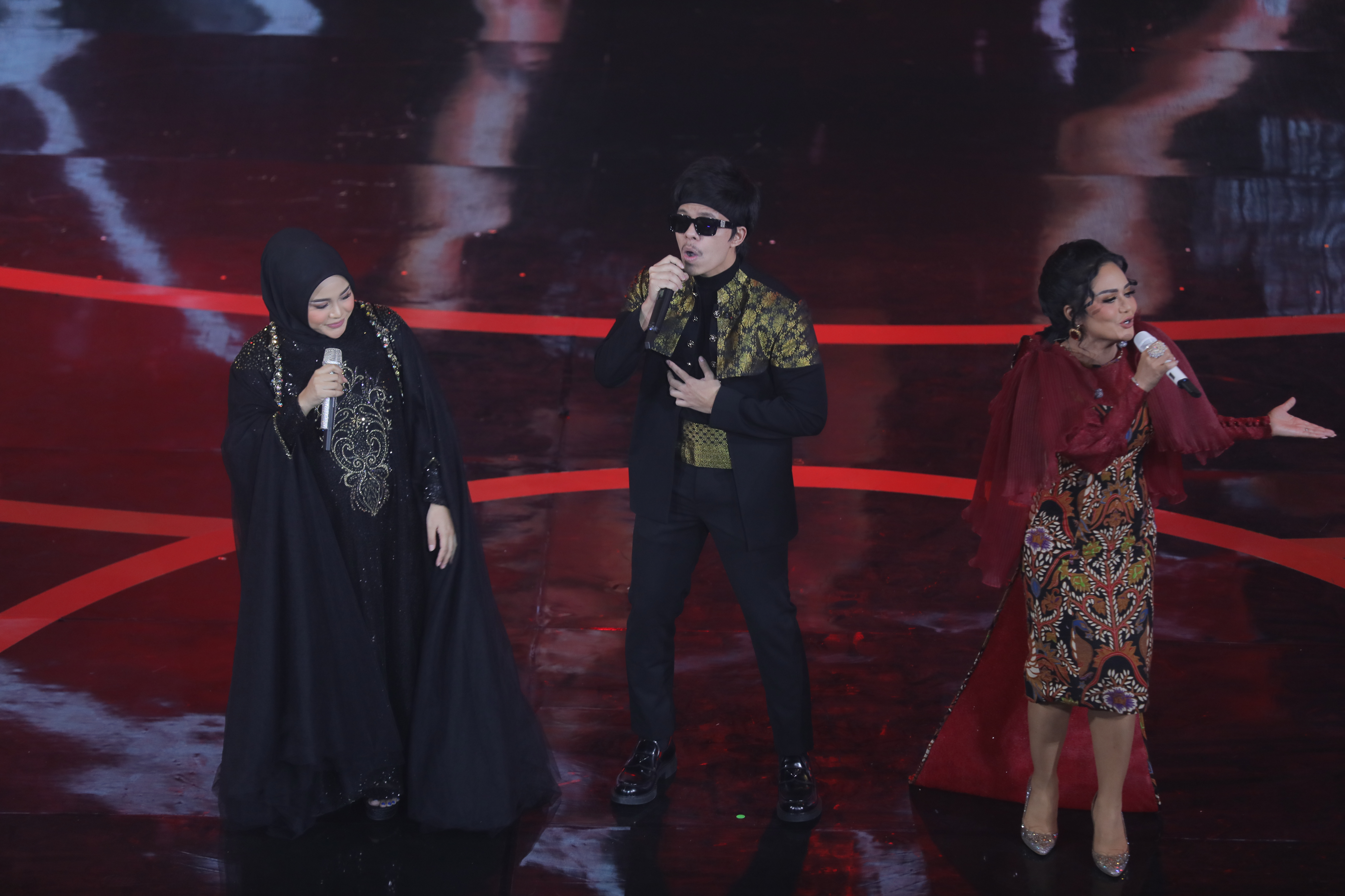 Penyanyi Krisdayanti (kanan), Penyanyi Aurel Hermansyah (kiri) dan Content Creator Atta Halilintar 