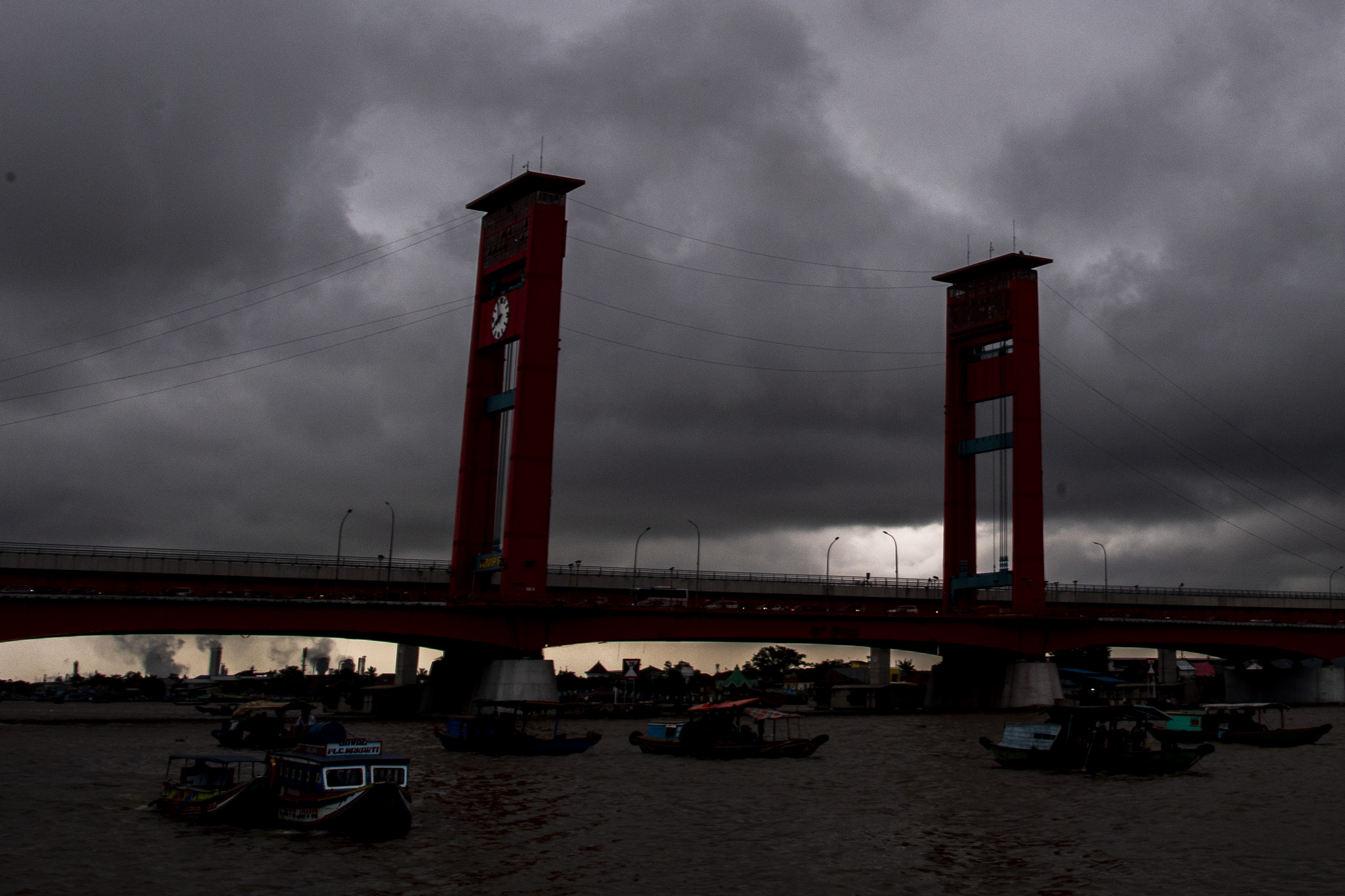 Awan mendung disertai angin kencang terlihat di  kawasan Jembatan Ampera Palembang, Sumatera Selatan.