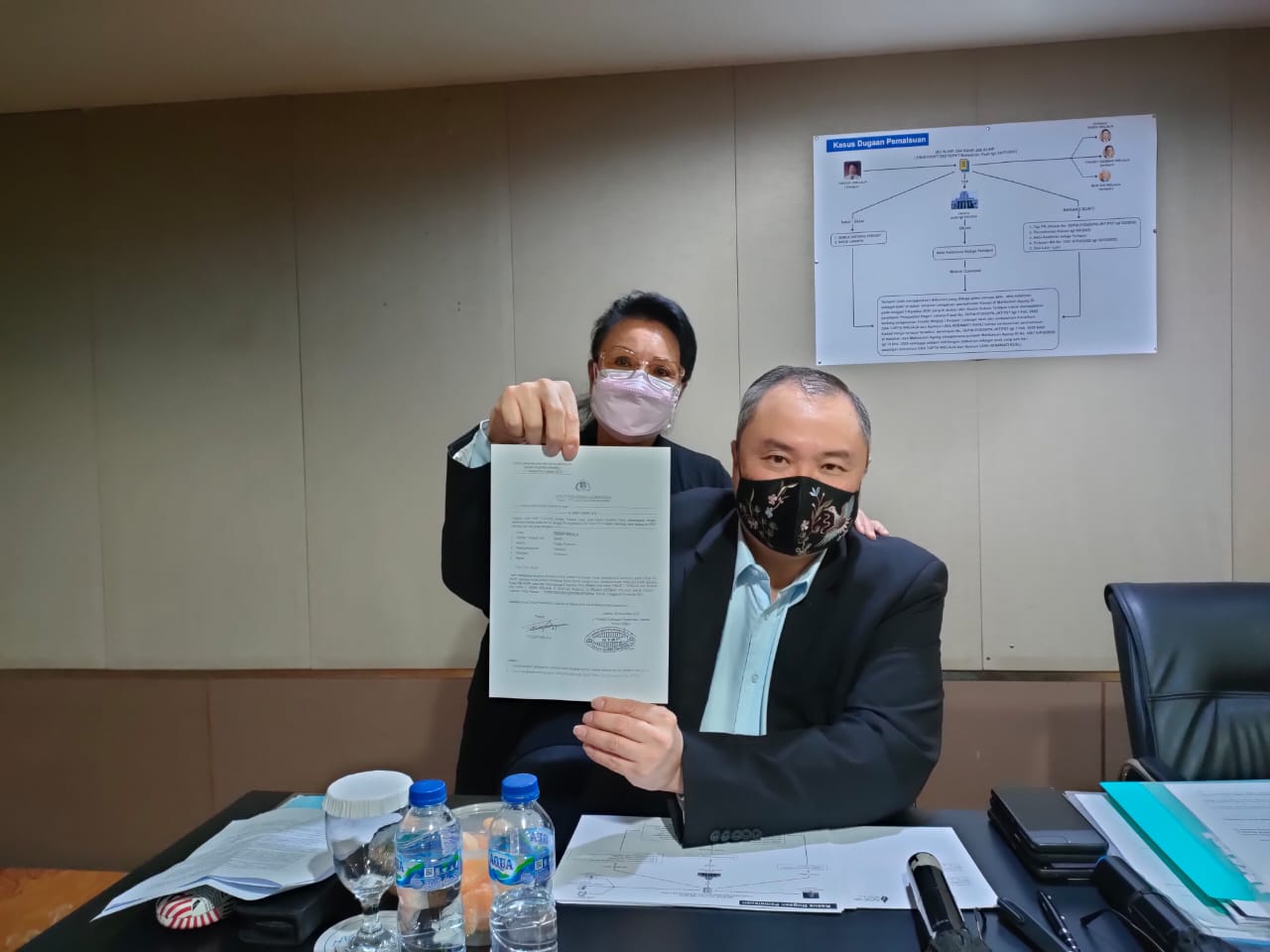 Freddy Widjajaj menunjukkan bukti laporan polisi terhadpa kaka tirinya