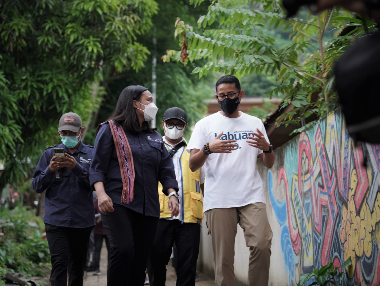 Direktur Utama BPOLBF, Shana Fatina (kedua dari kiri) menyambut kedatangan Menparekraf Sandiaga Uno (kanan) di Labuan Bajo, NTT.