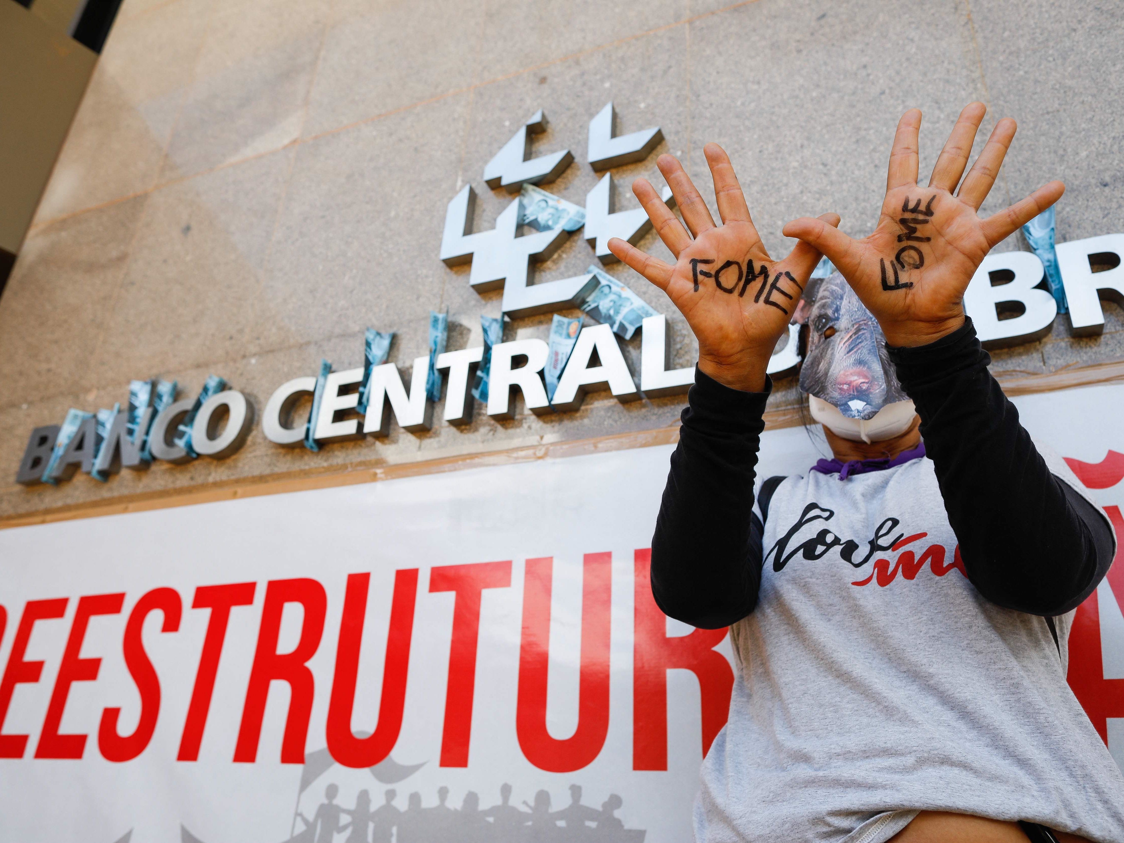 Pekerja Bank Sentral Brasil berdemonstrasi menuntut kenaikan gaji dan menentang kebijakan ekonomi pemerintah, 18 Januari 2022.