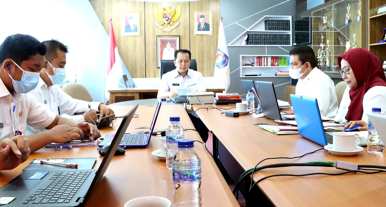 (Plh) Dirjen Bina Keuangan Daerah (Keuda) Kemendagri Agus Fatoni (tengah)