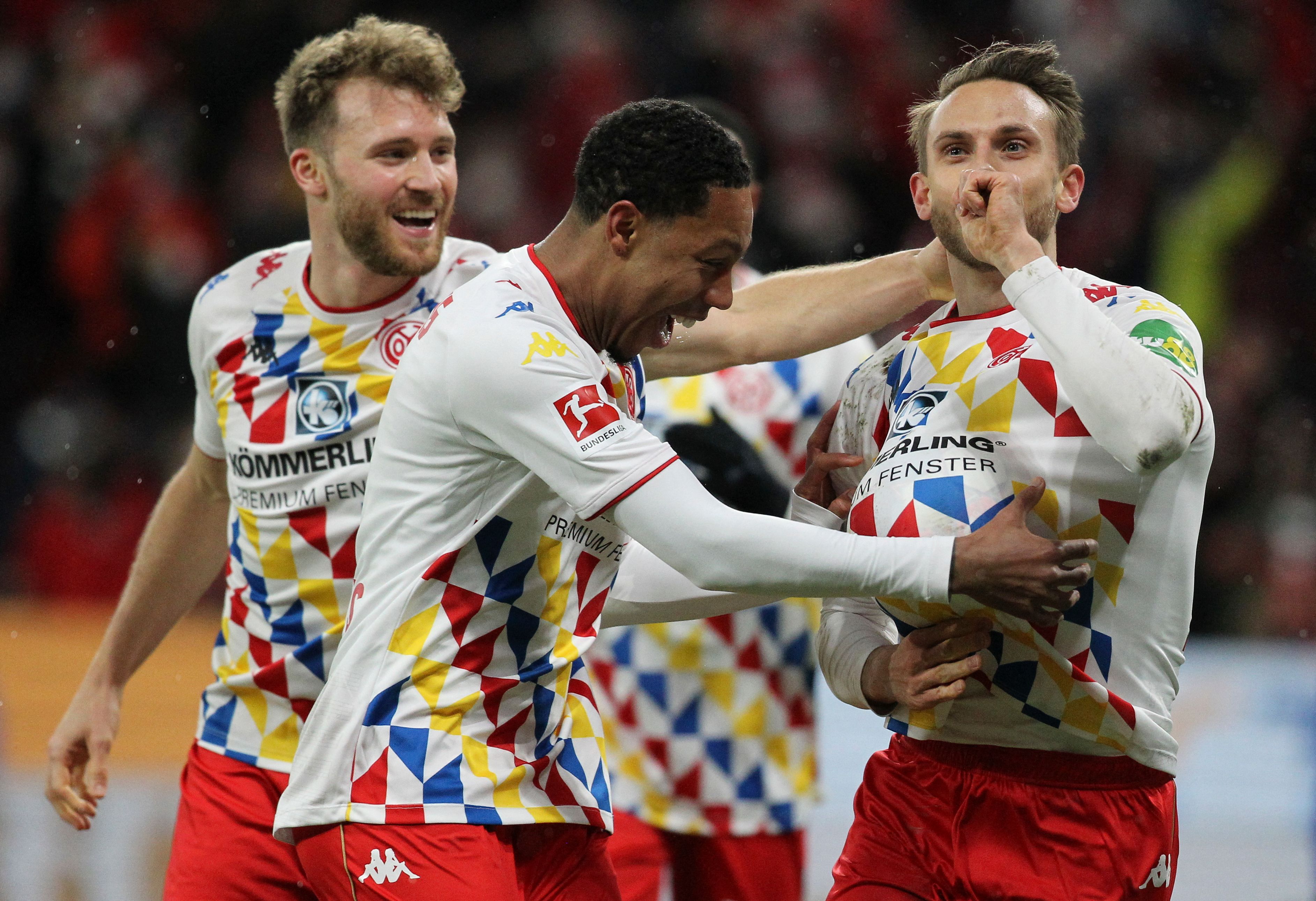 Penyerang Mainz Marcus Ingvartsen (kanan) melakukan selebrasi usai mencetak gol ke gawang Leverkusen di laga Bundesliga.