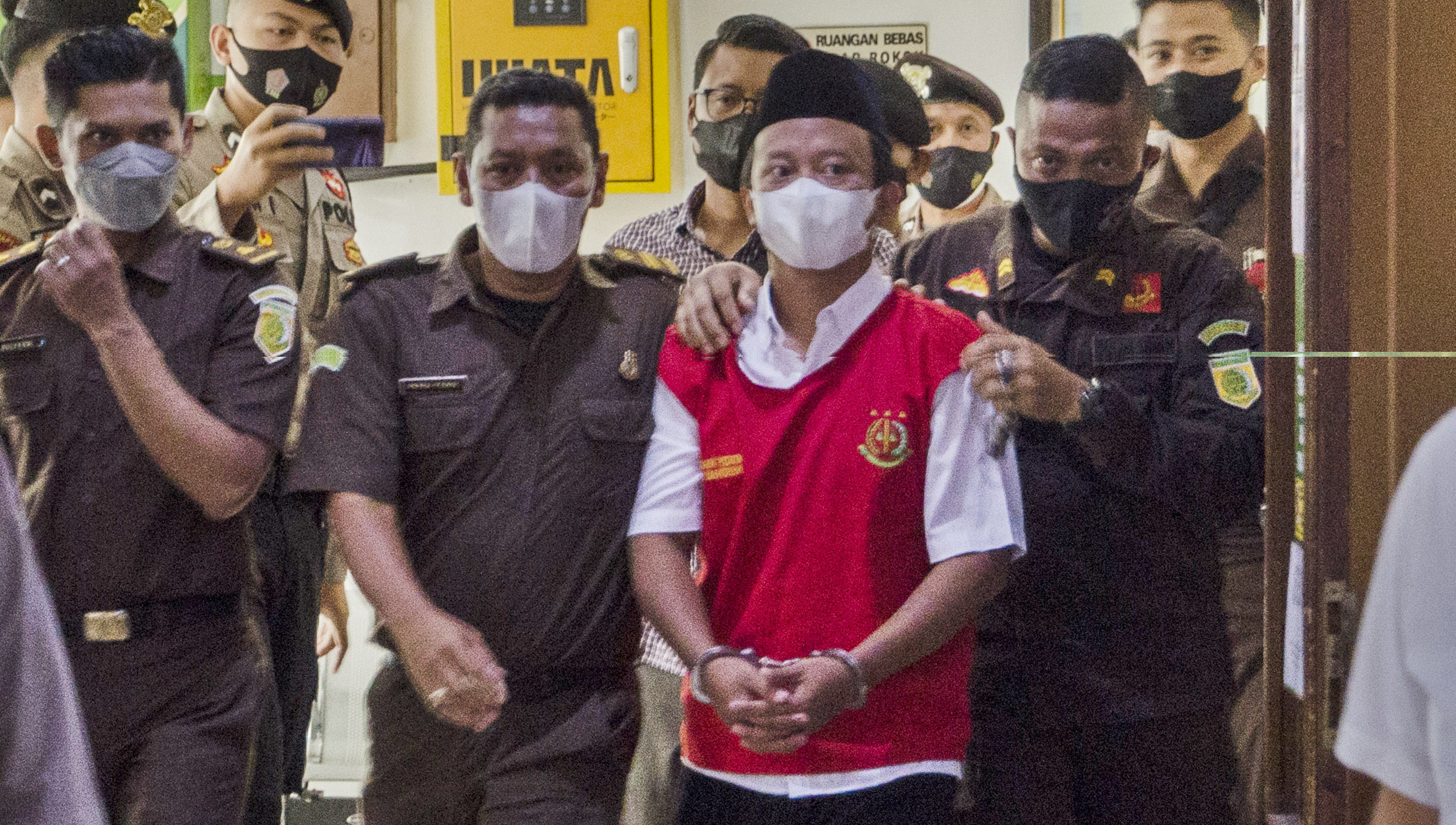 Terpidana kasus kekerasan seksual terhadap anak Herry Wirawan (ketiga kanan)