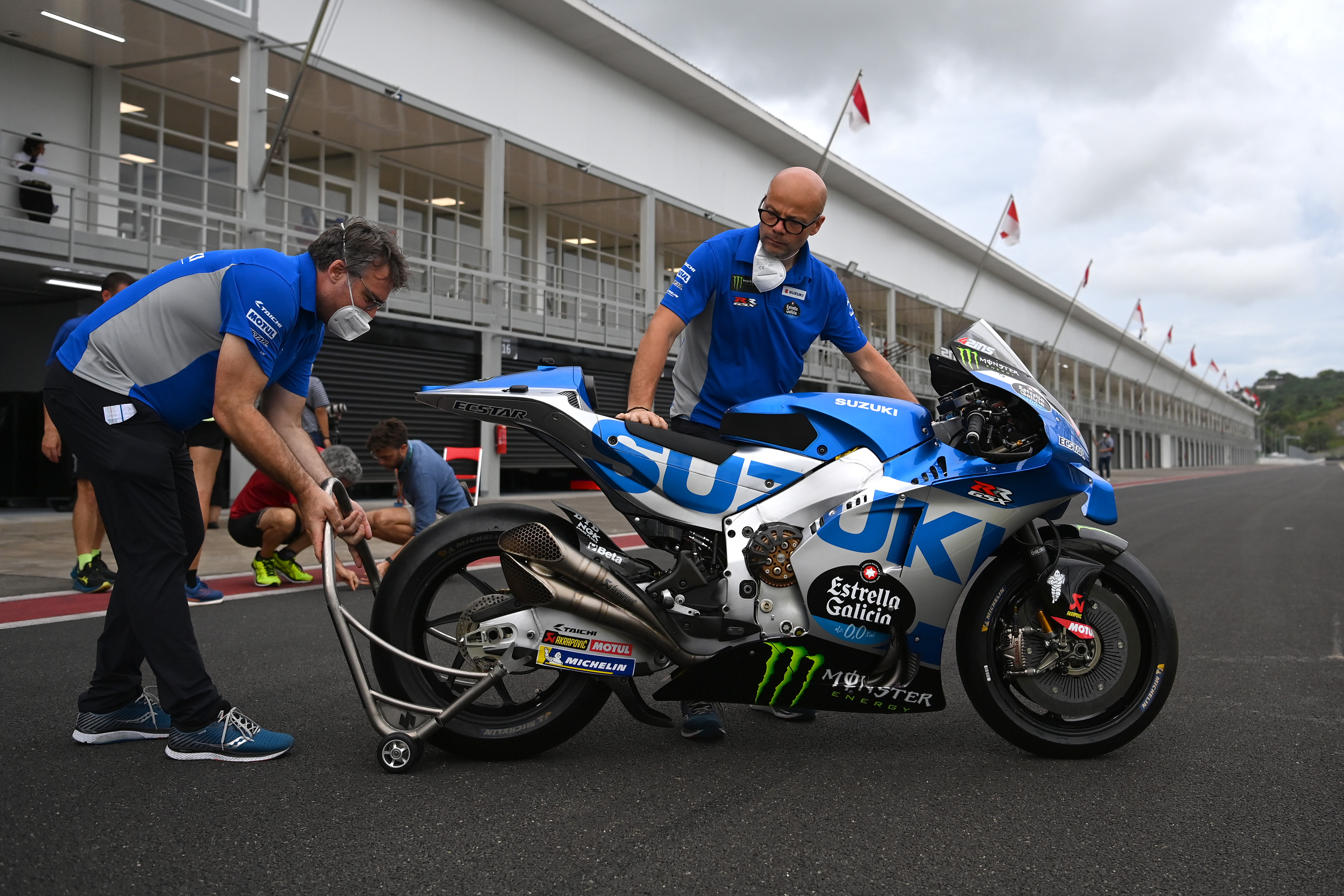 Kru Team Suzuki Ecstar MotoGP menyiapkan sepeda motor saat sesi tes pramusim MotoGP 2022 di Sirkuit Mandalika, Lombok, NTB.