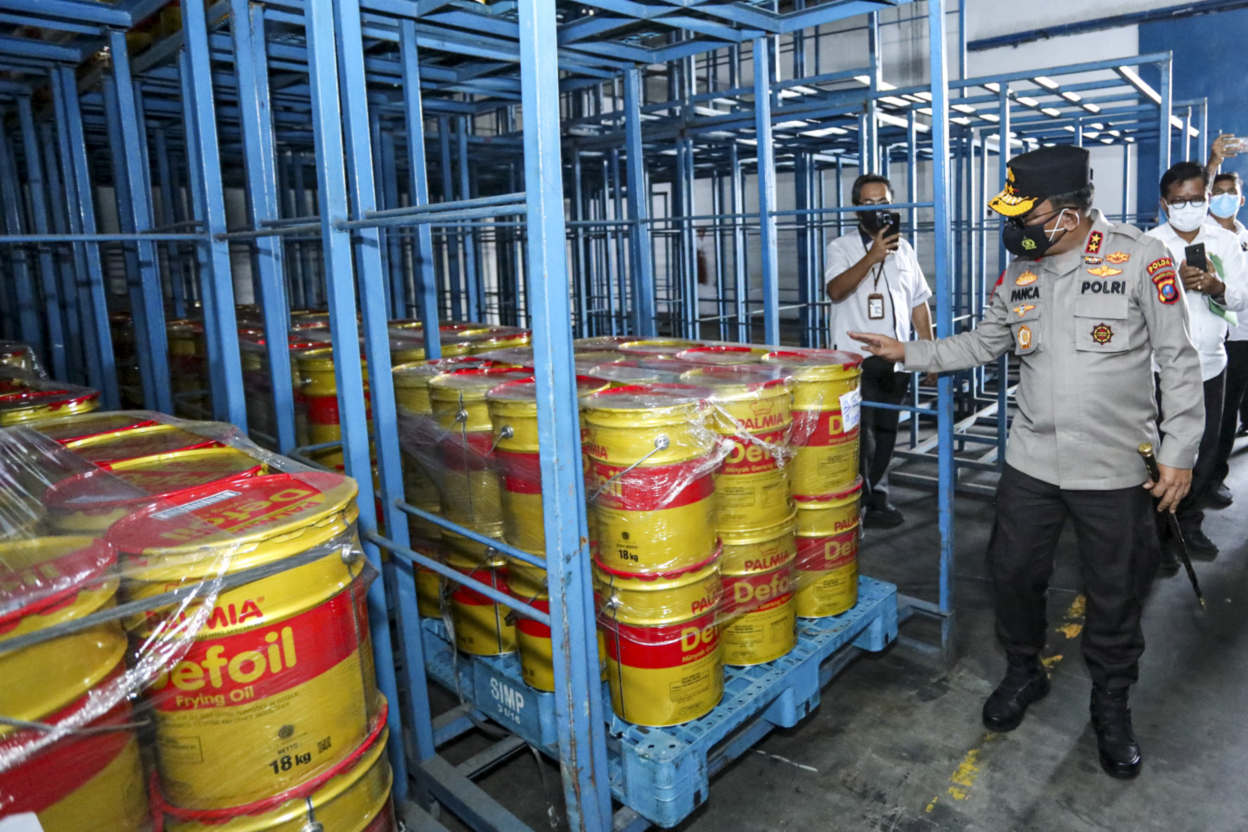 Kapolda Sumatera Utara Irjen Pol Panca Putra Simanjuntak (kedua kanan) melakukan sidak ke pabrik minyak goreng milik PT Salim Ivomas Pratama