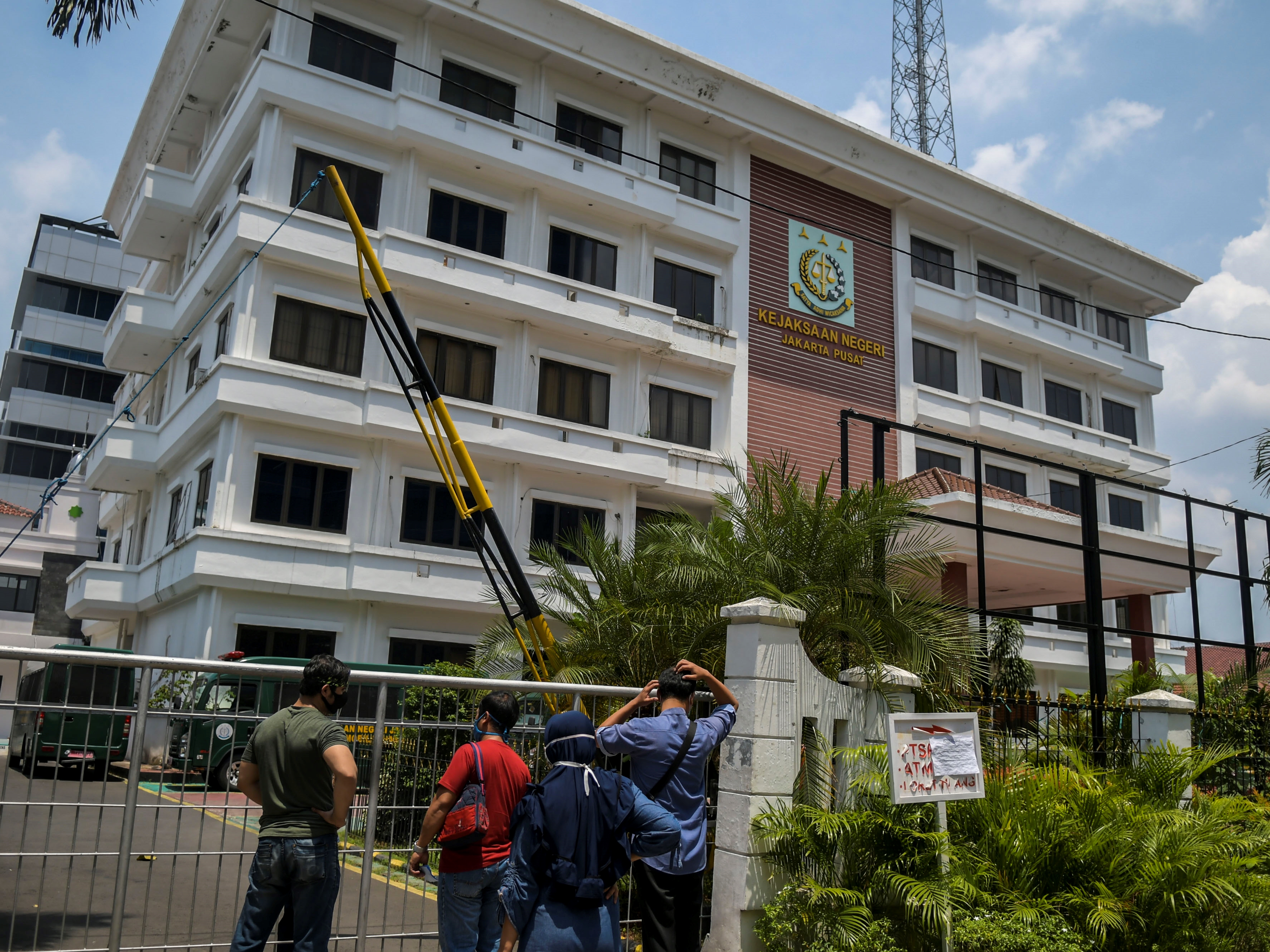 Warga berada di depan Kantor Kejaksaan Negeri (Kejari) Jakarta Pusat yang tutup sementara di Jakarta, Jumat (18/9/2020). 