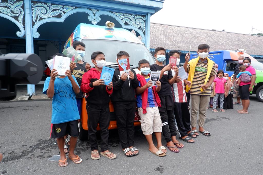 Dalam kegiatan Konvoi Literasi sebagai bagian dari HUT HUT ke-227 Kota Surakarta dilakukan pembagian buku gratis kepada anak-anak.