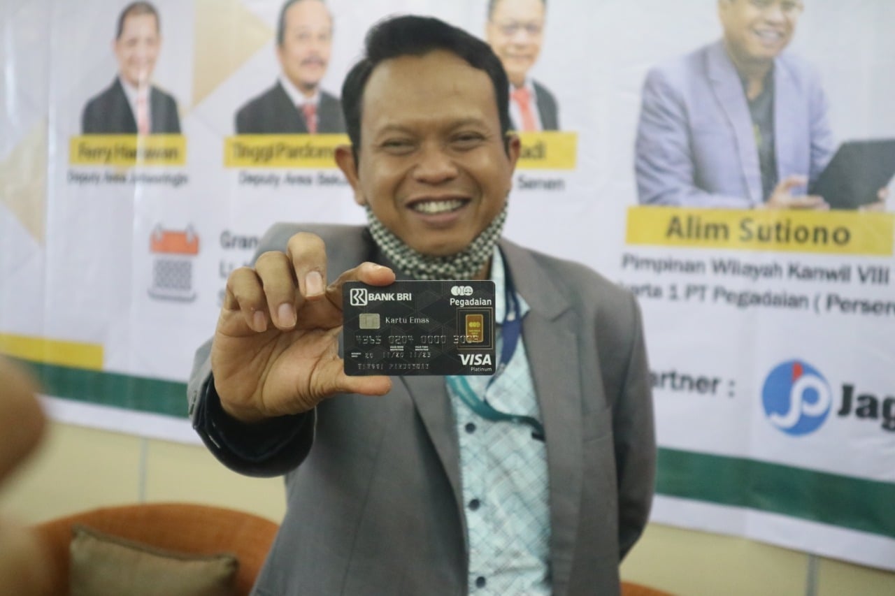 Pimpinan wilayah Kanvill VIII Jakarta 1 PT Pegadaian Alim Sutiono menunjukkan kartu nasabah Pegadaian