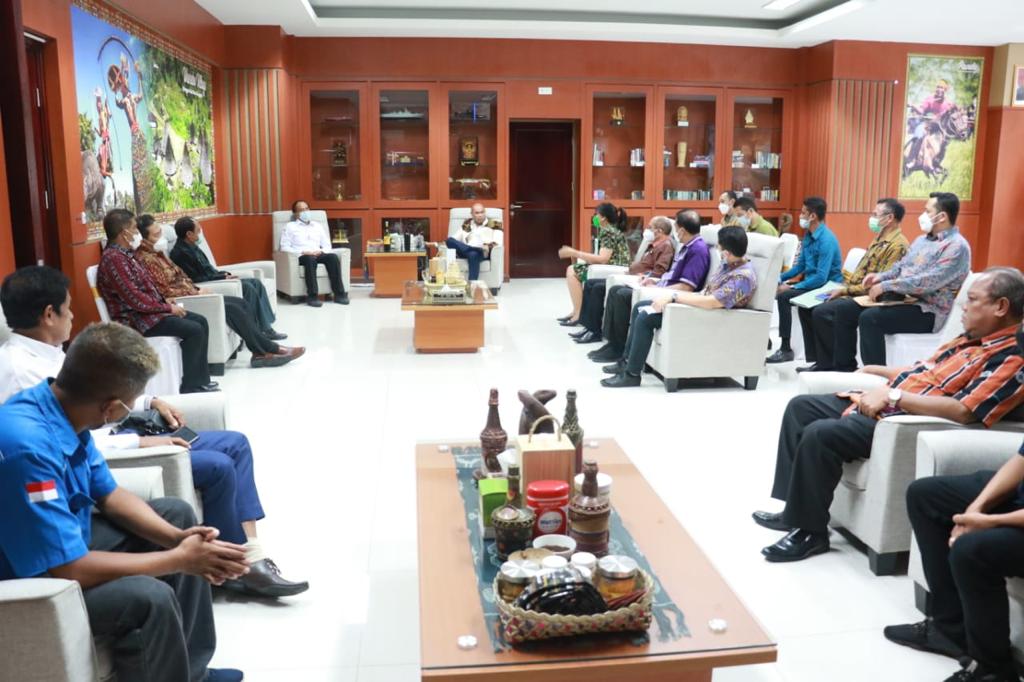 Tim Kemendagri dan Kemenakertrans berdiskusi dengan Gubernur Propinsi NTT Victor Laiskodat tentang Penetapan Upah Minimum Provinsi 2022