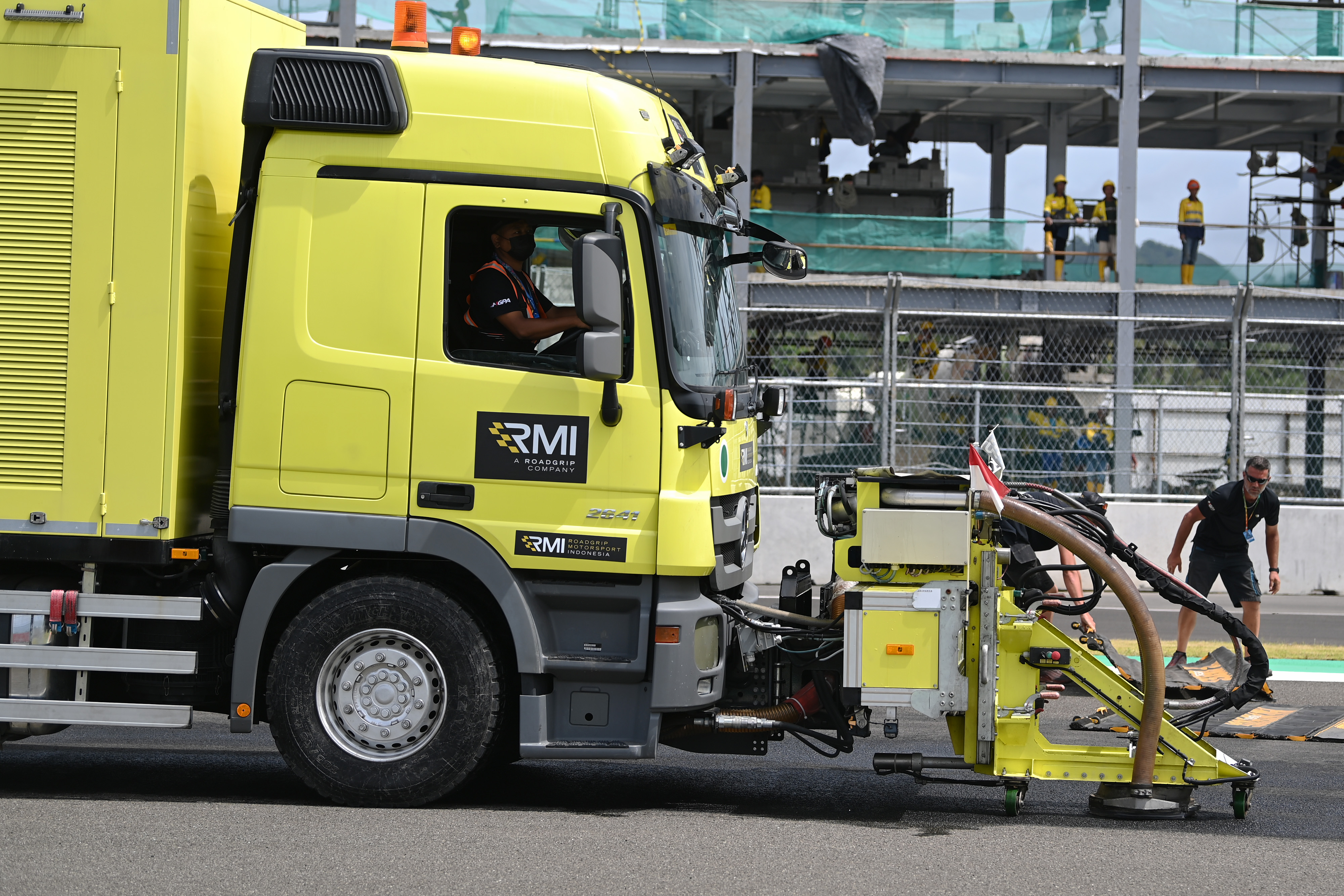 Petugas memeriksa kondisi lintasan saat sesi tes pramusim MotoGP 2022 di Pertamina Mandalika International Street Circuit, Lombok Tengah