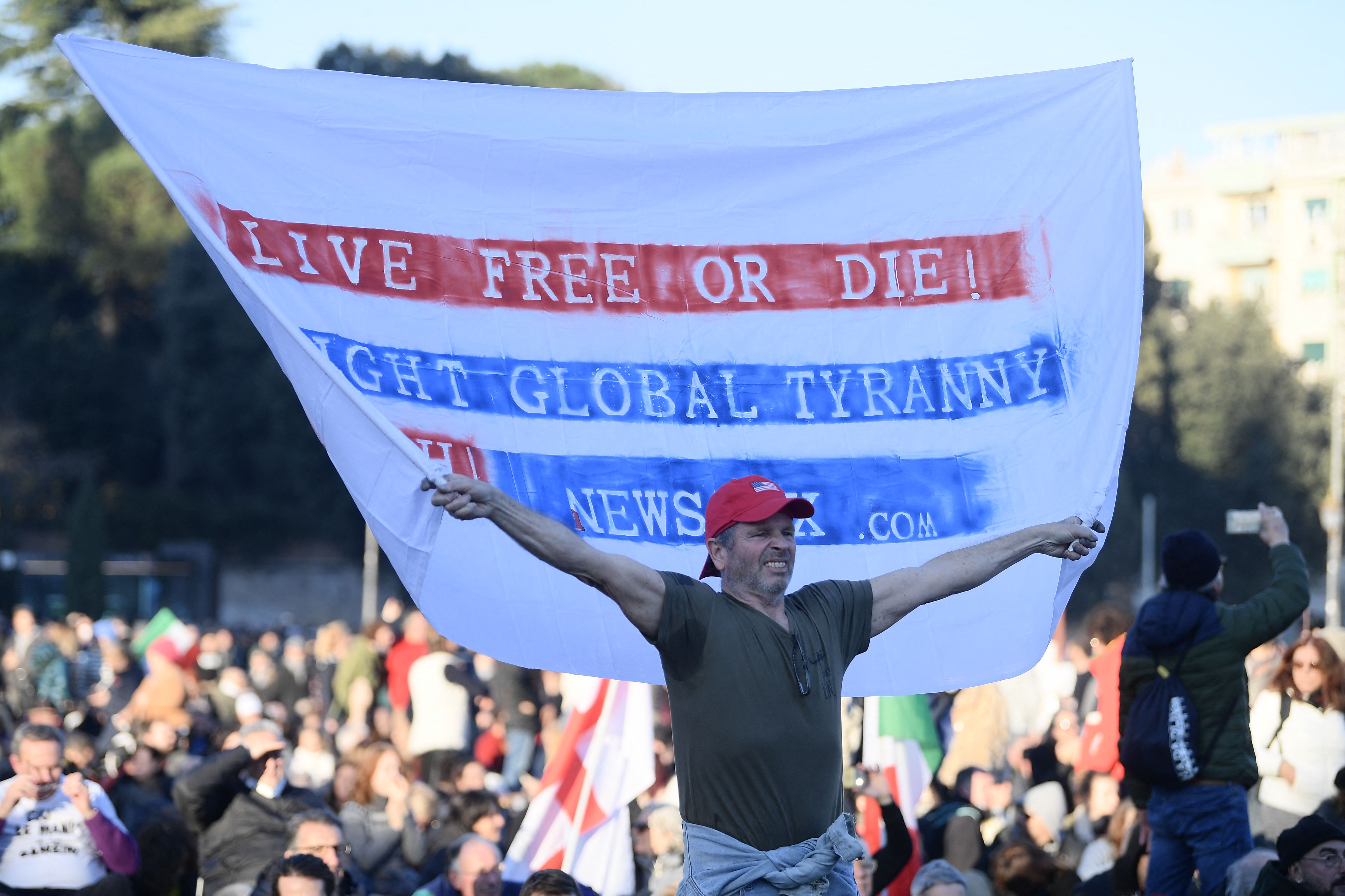 Kelompok penentang pengetatan Covid-19 melakukan unjuk rasa di Roma, Italia, pada Senin (10/1/2022) lalu.   